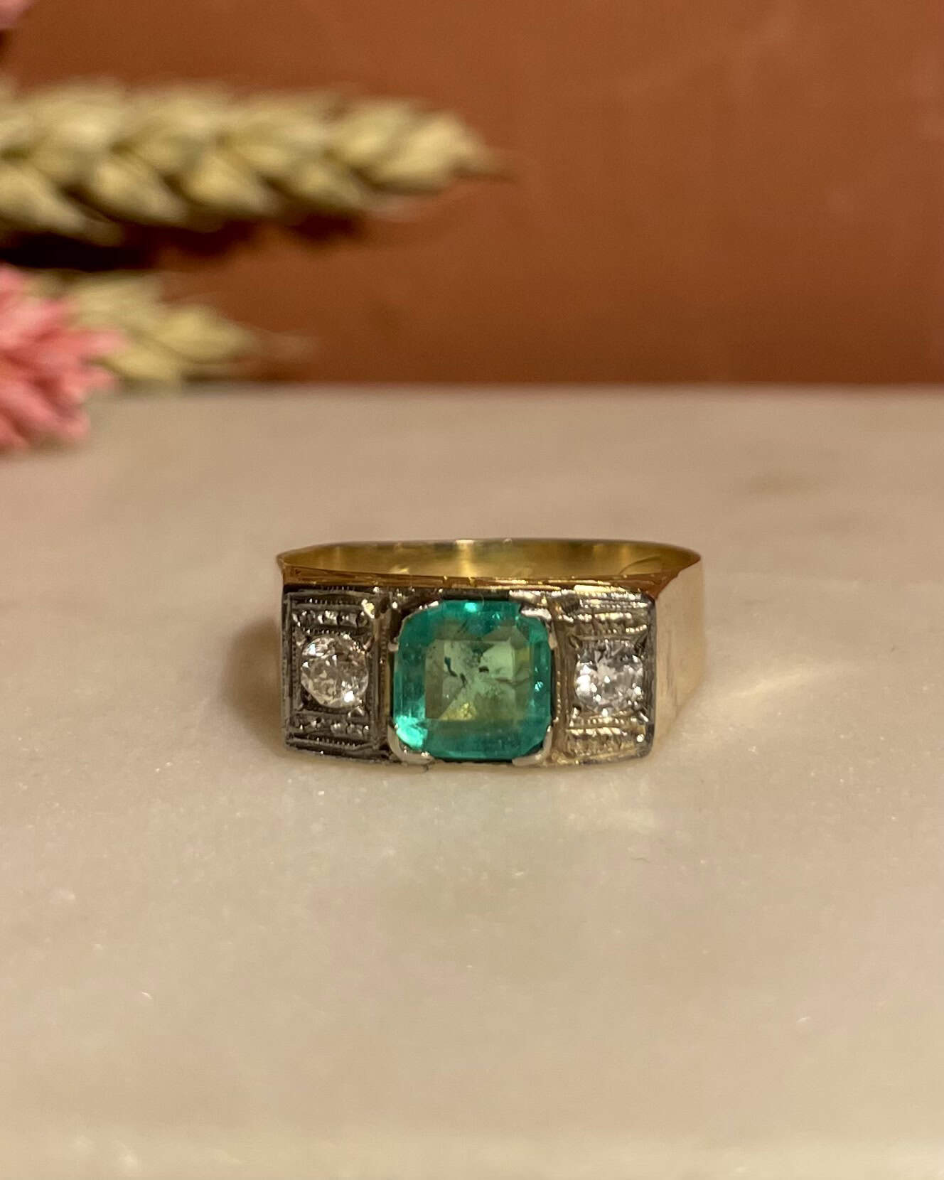 Bague Art-Déco Tank Vintage Émeraude 1.50 carat et Diamants "Aranza" - Elliade Paris