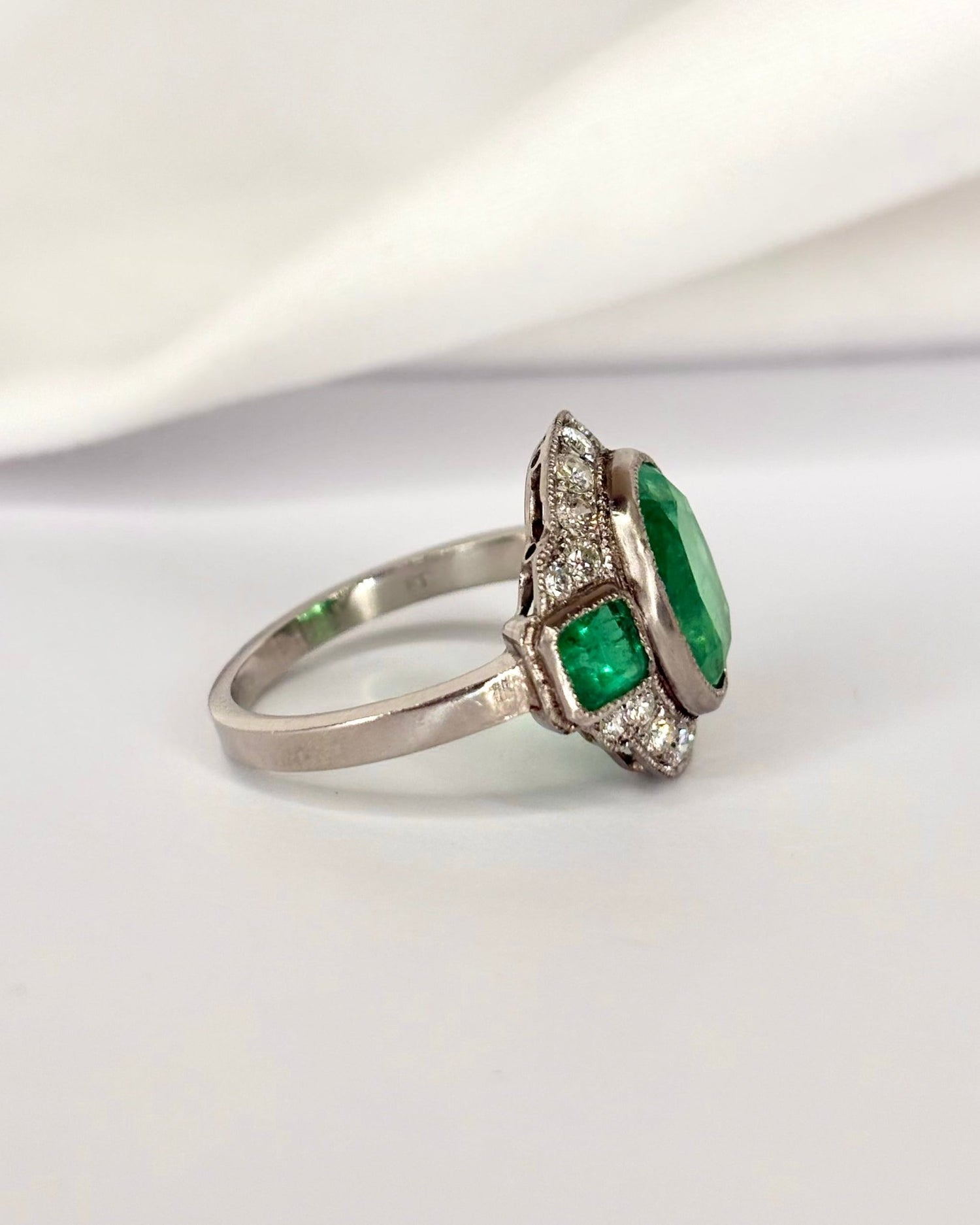 Bague Art Deco Emeraudes 2.72 carats &amp; Diamants "Louisa" - Elliade Paris