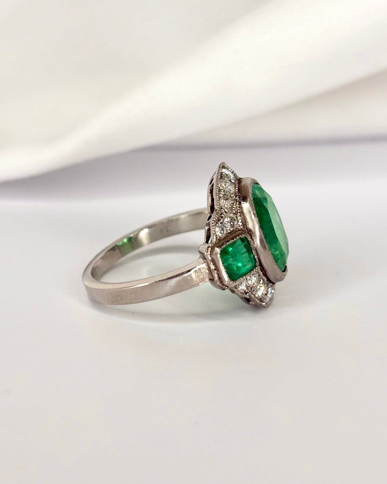 Bague Art Deco Emeraudes 2.72 carats &amp; Diamants "Louisa" - Elliade Paris