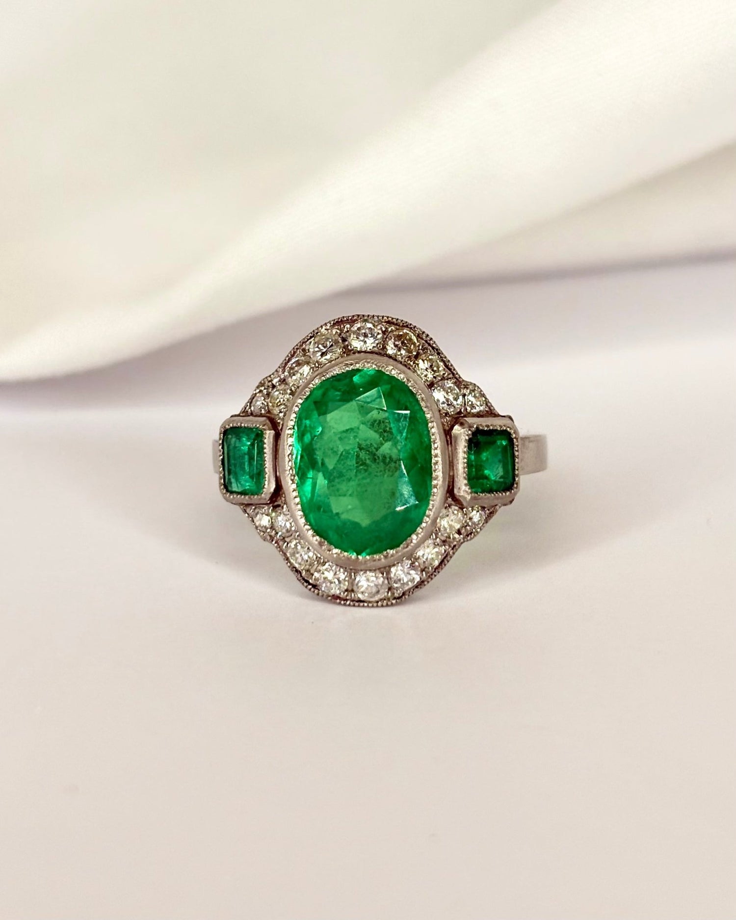 Bague Art Deco Emeraudes 2.72 carats &amp; Diamants "Louisa" - Elliade Paris
