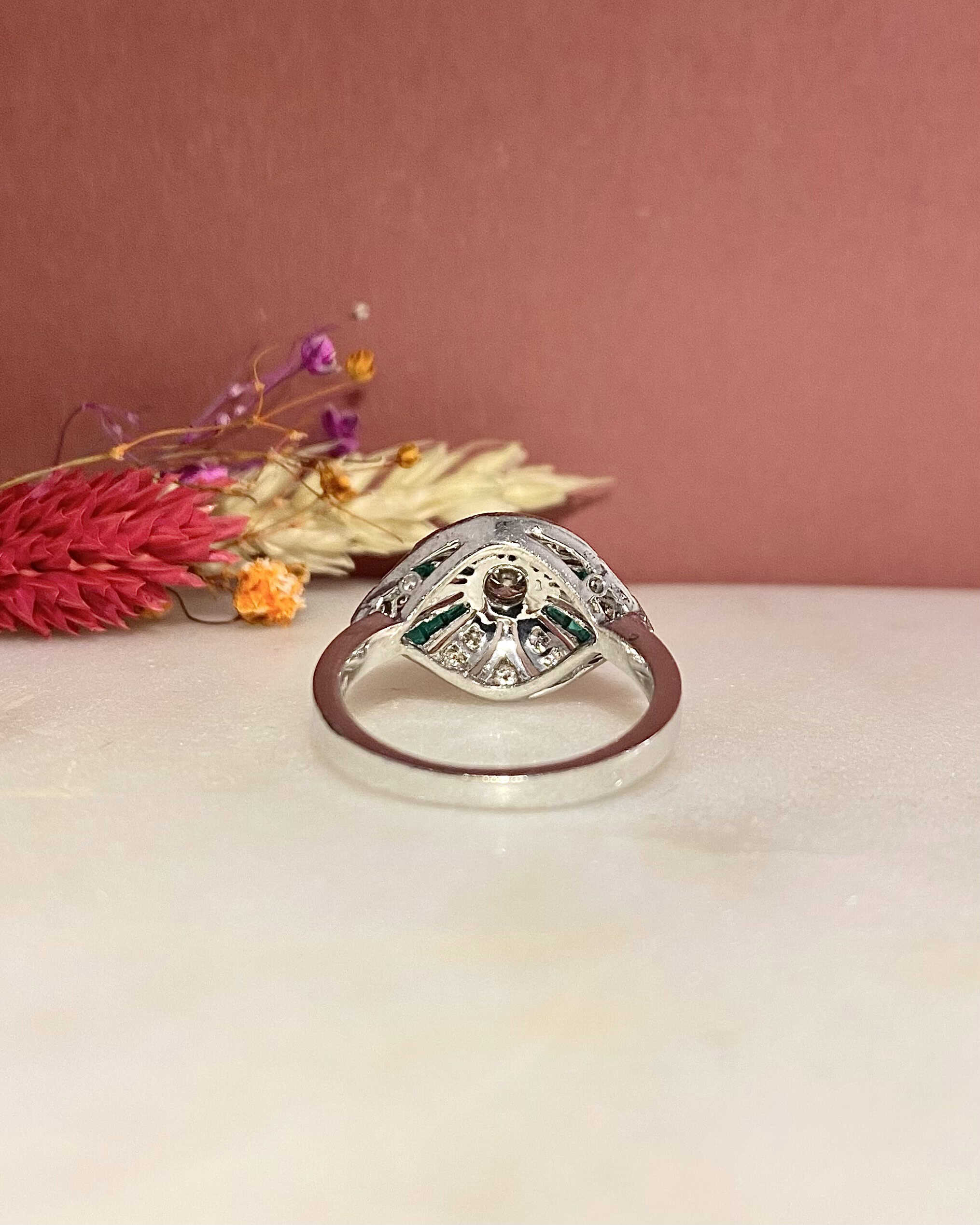Anillo estilo Art Déco con 12 esmeraldas y 17 diamantes "Verónica"