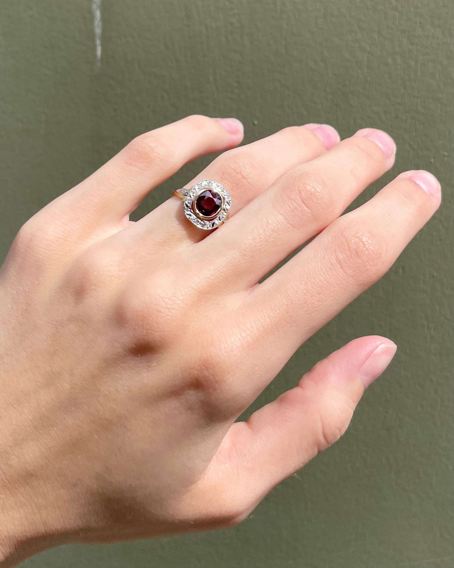 Bague Art - Déco Grenat 1.10 carat et Diamants &quot;Birdie&quot; - Elliade Paris