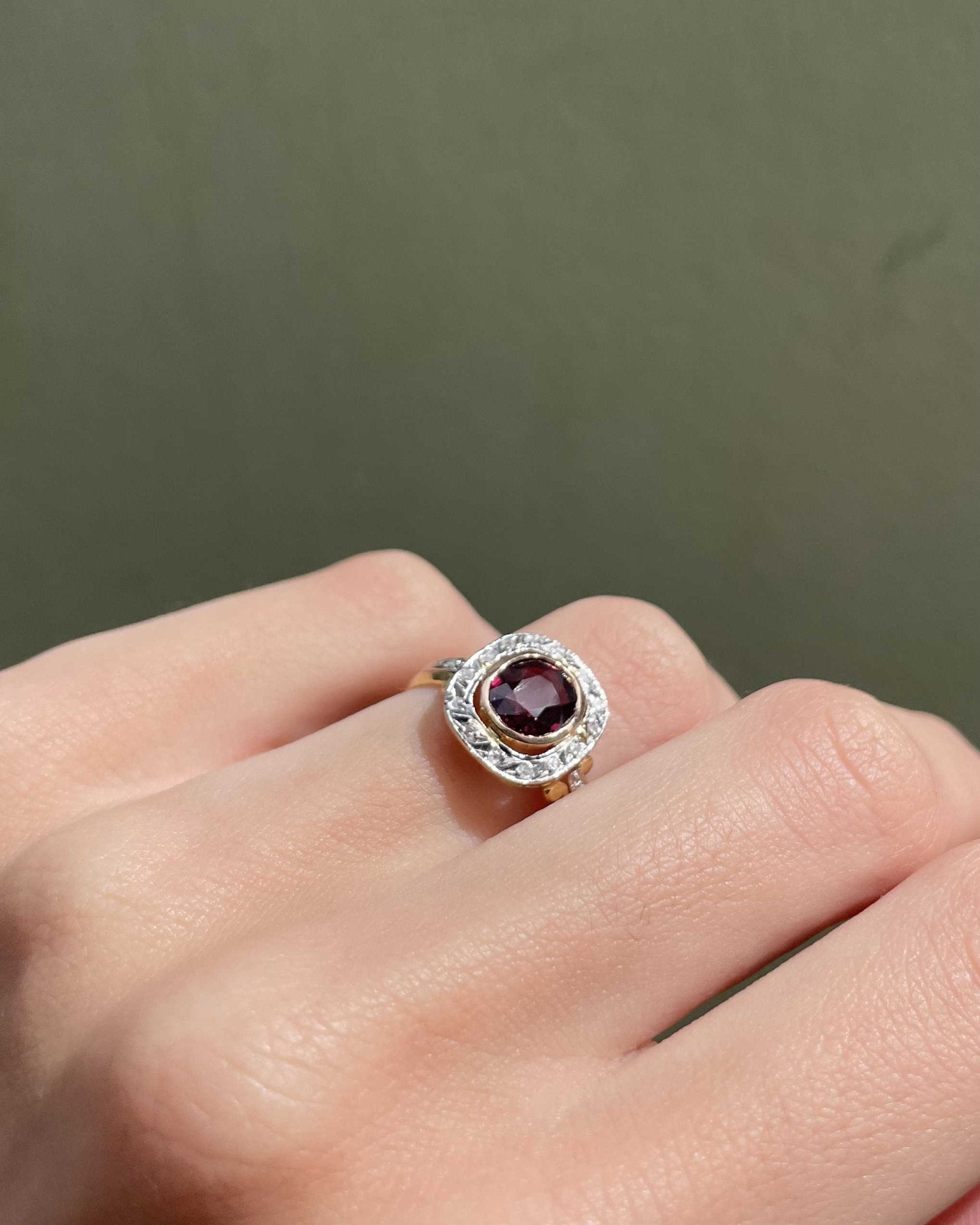 Bague Art - Déco Grenat 1.10 carat et Diamants &quot;Birdie&quot; - Elliade Paris
