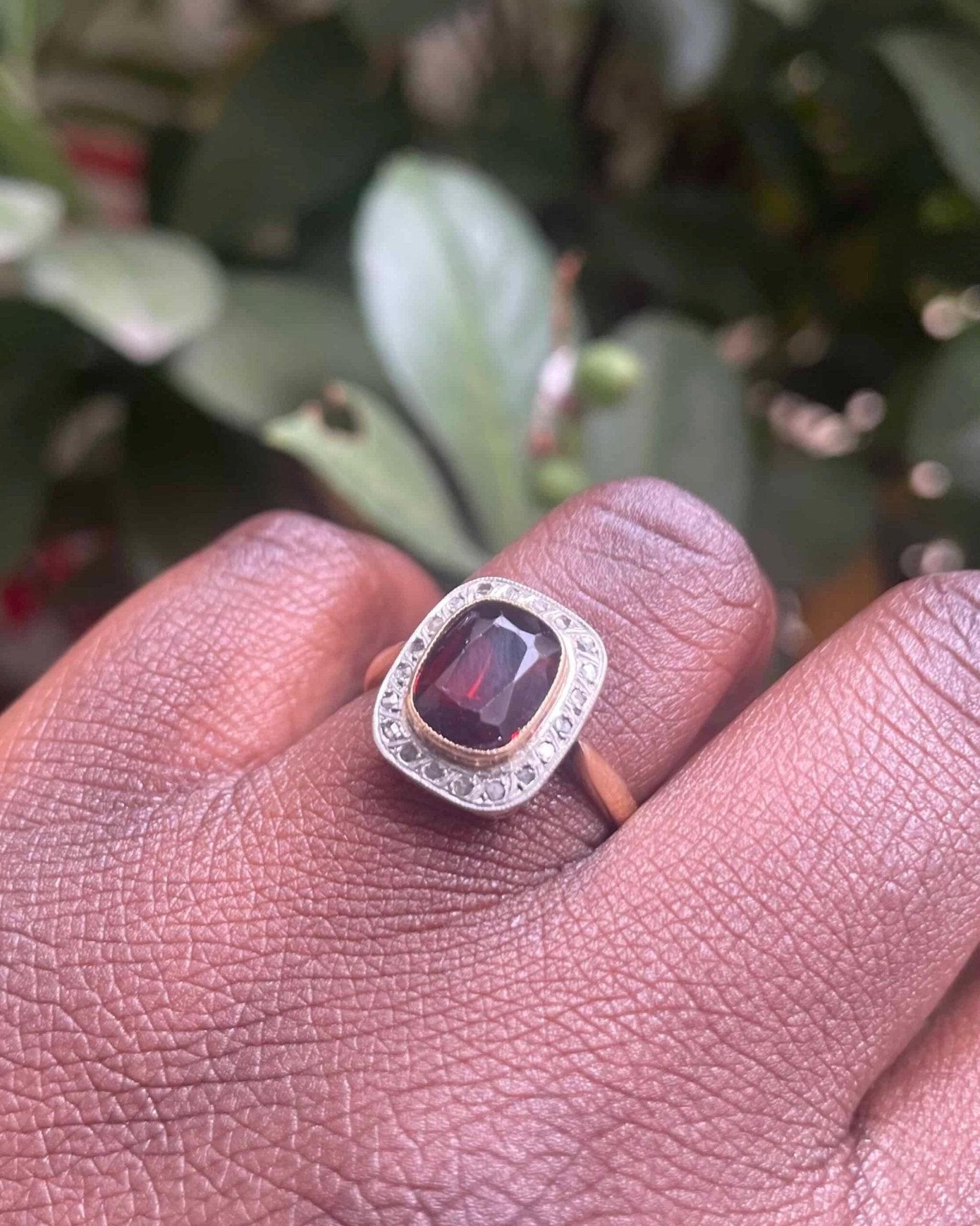 Bague Art - Déco Grenat 2.15 carats et 20 Diamants "Kelsey" - Elliade Paris