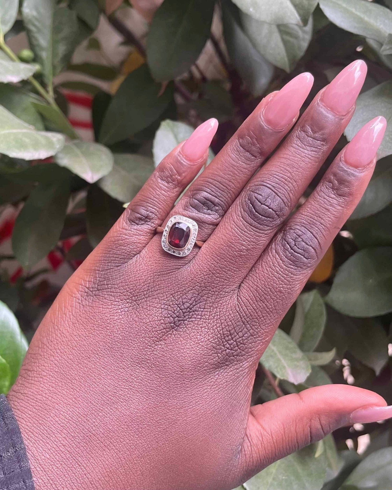 Bague Art - Déco Grenat 2.15 carats et 20 Diamants "Kelsey" - Elliade Paris