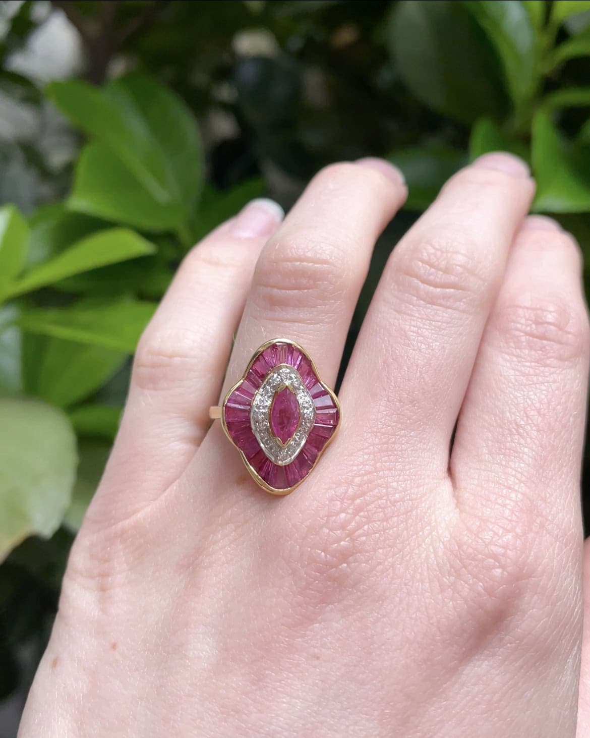Bague Art - Déco Jupon 25 Rubis 1.32 carat &amp; 16 diamants "Rosalie" - Elliade Paris