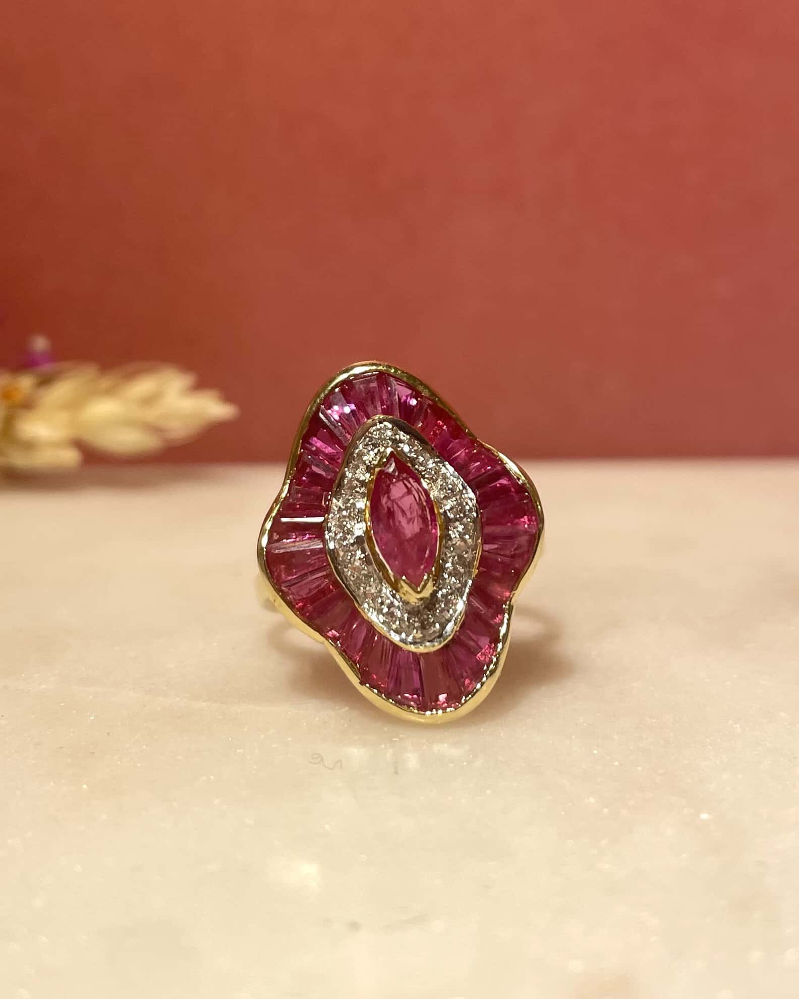 Bague Art - Déco Jupon 25 Rubis 1.32 carat &amp; 16 diamants "Rosalie" - Elliade Paris