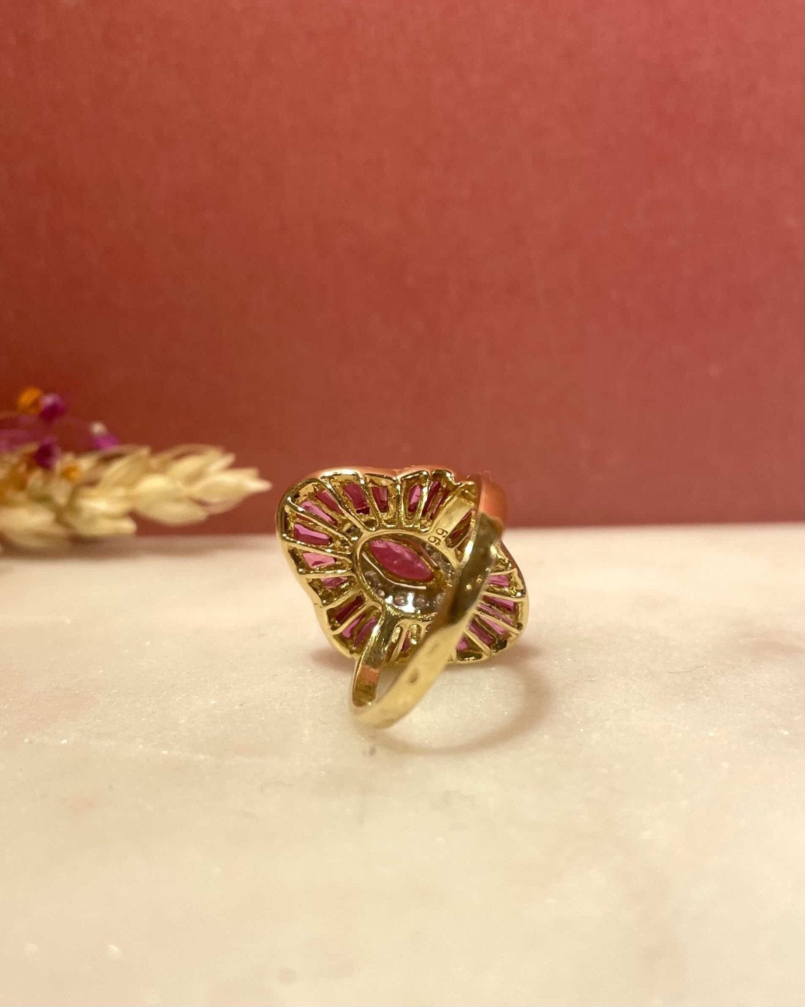 Bague Art - Déco Jupon 25 Rubis 1.32 carat &amp; 16 diamants "Rosalie" - Elliade Paris