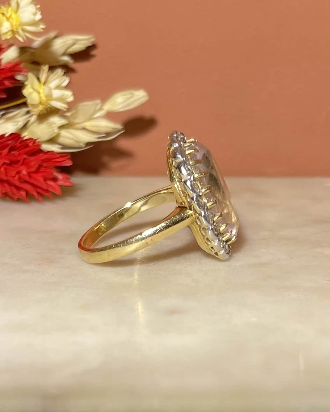Bague Art - Déco Marguerite Quartz Rose 9 Carats &amp; 22 Diamants &quot;Rowane&quot; - Elliade Paris