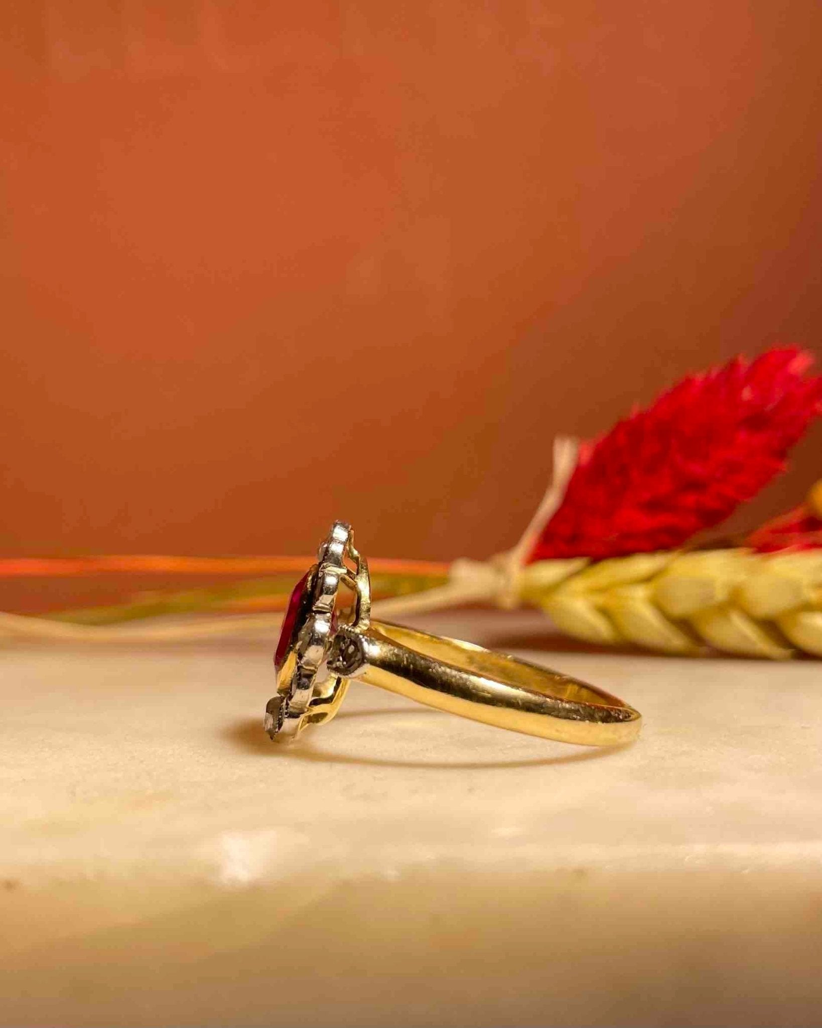 Bague Art - déco Marguerite Rubis &amp; Diamants "Line" - Elliade Paris
