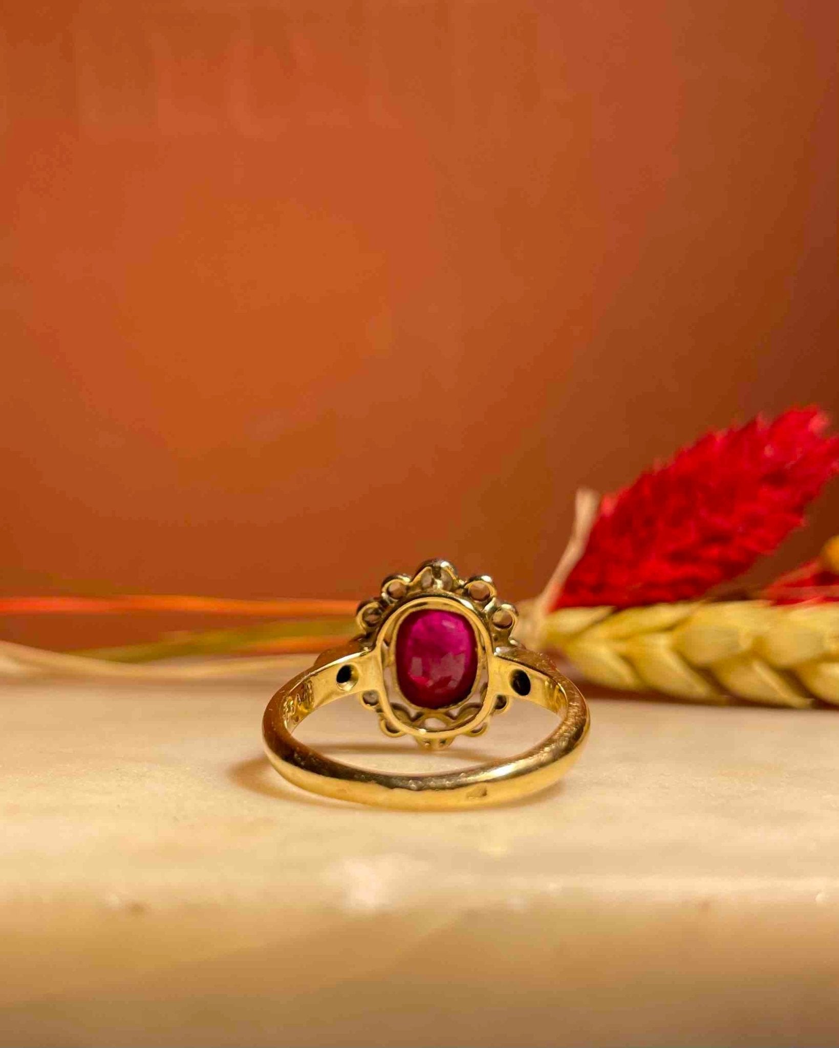 Bague Art - déco Marguerite Rubis &amp; Diamants "Line" - Elliade Paris