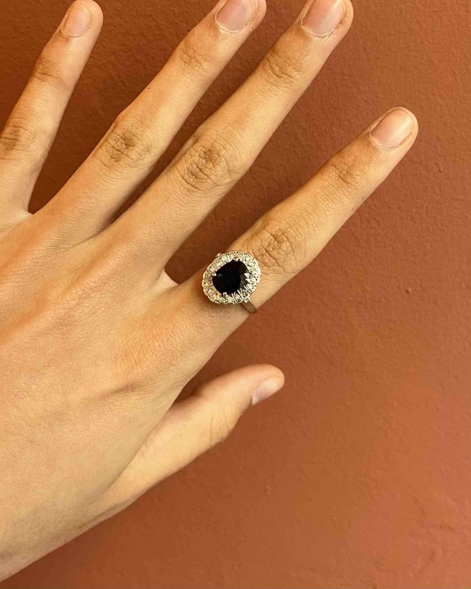 Bague Art - Déco Marguerite Saphir 1.70 carat &amp; Diamants "Rosalia" - Elliade Paris