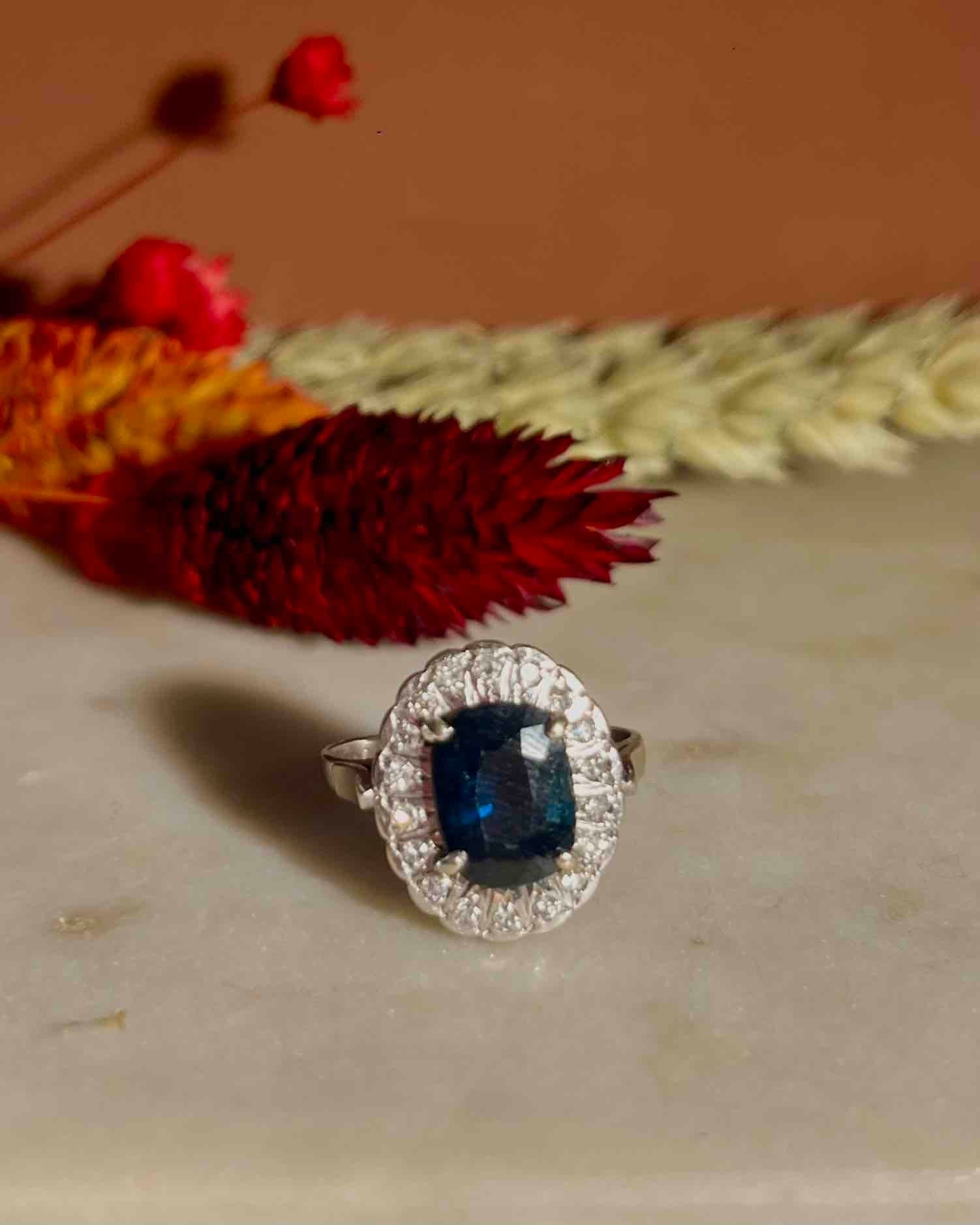 Bague Art - Déco Marguerite Saphir 1.70 carat &amp; Diamants "Rosalia" - Elliade Paris
