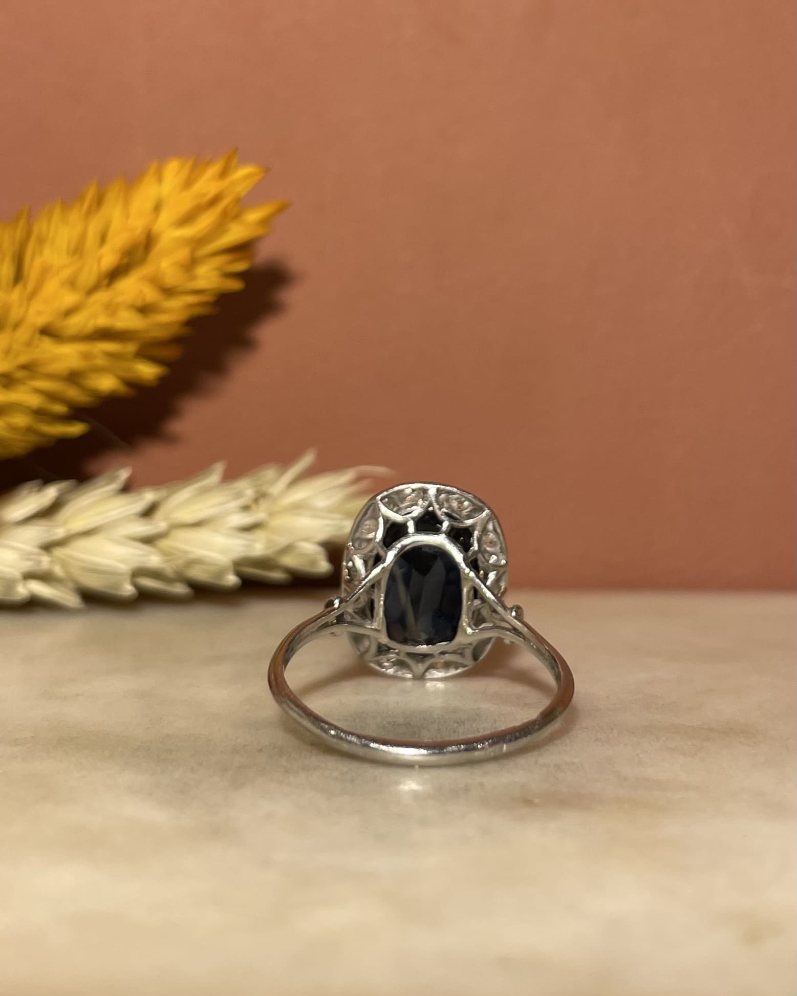 Bague Art - déco Marguerite Saphir 3 carats &amp; Diamants "Hava" - Elliade Paris
