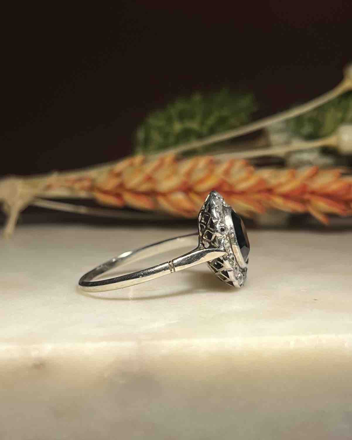 Bague Art - déco Marguerite Saphir &amp; Diamants "Eloris" - Elliade Paris