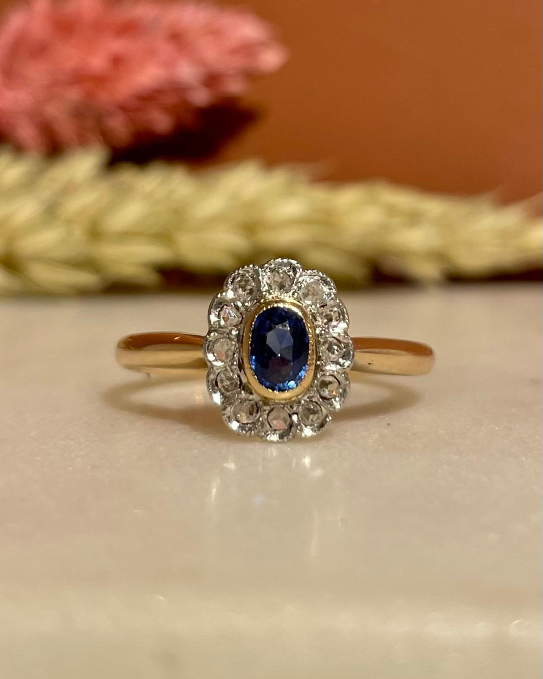 Bague Art - Déco Marguerite Saphir &amp; Diamants &quot;Loevana&quot; - Elliade Paris