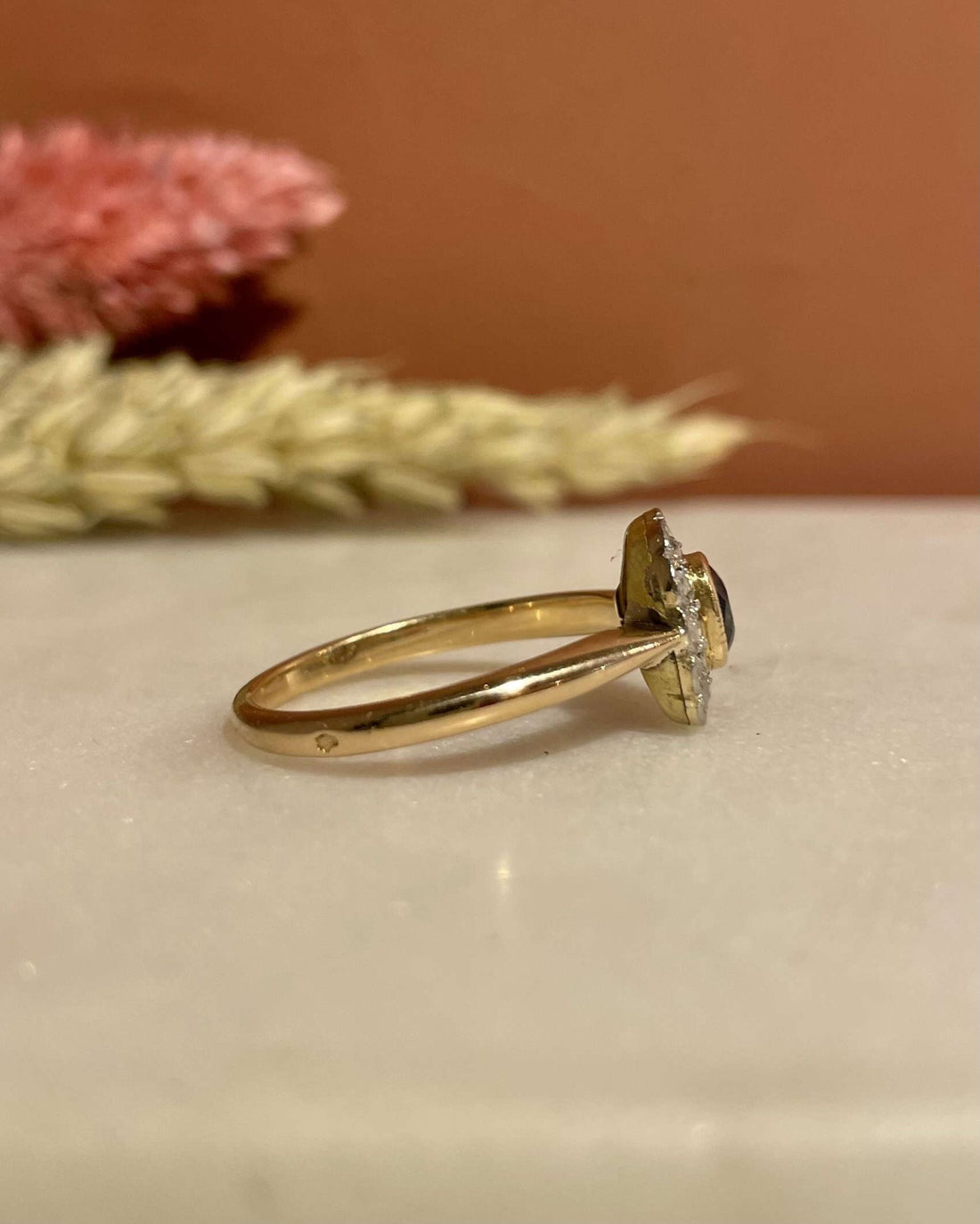 Bague Art - Déco Marguerite Saphir &amp; Diamants &quot;Loevana&quot; - Elliade Paris