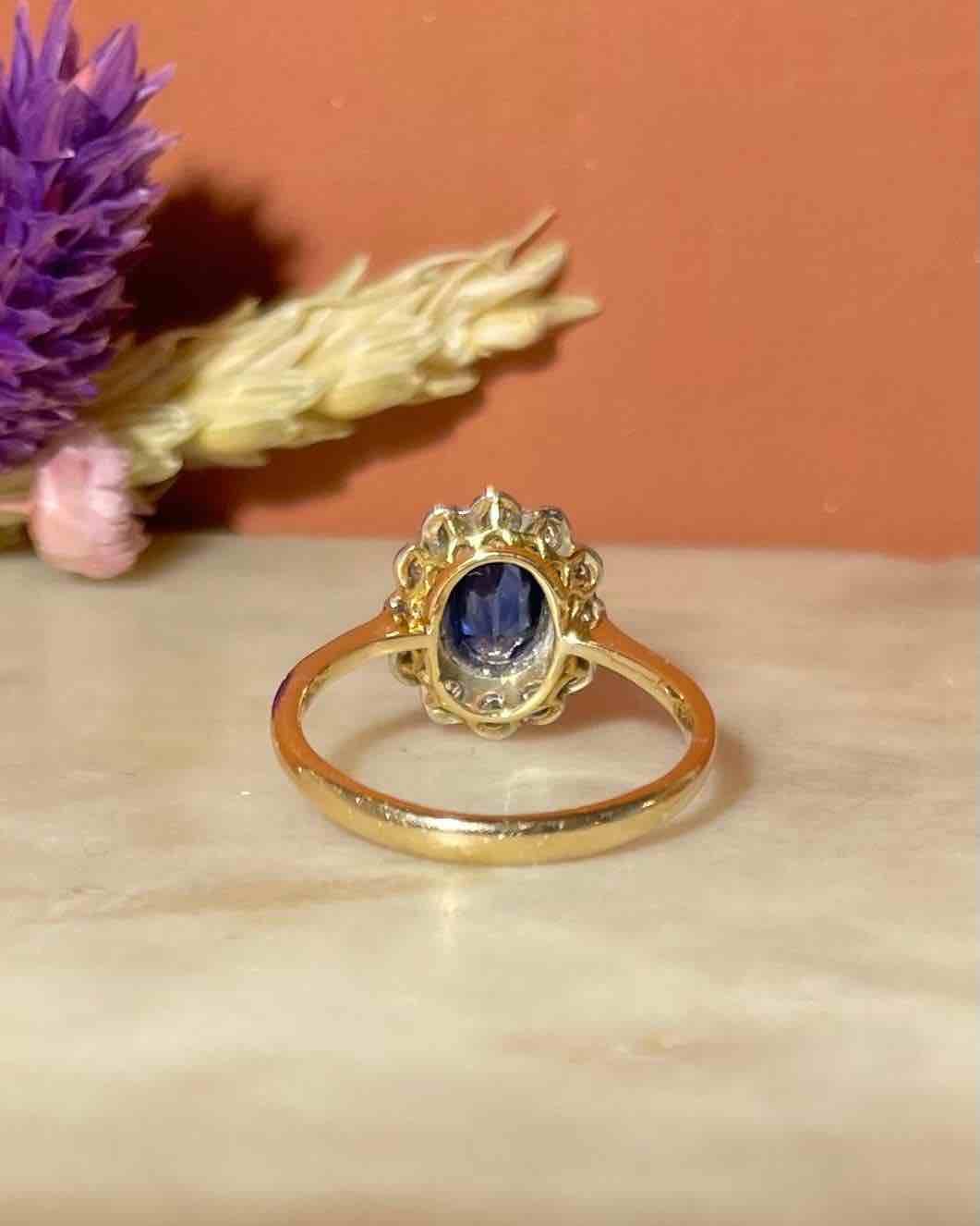 Bague Art Déco Marguerite Saphir &amp; Diamants &quot;Zoeva&quot; - Elliade Paris