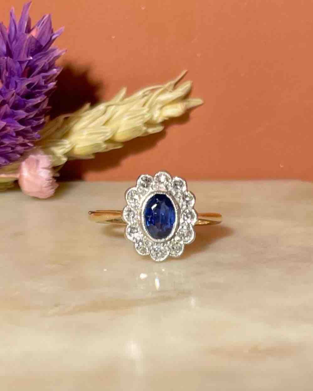 Bague Art Déco Marguerite Saphir &amp; Diamants "Zoeva" - Elliade Paris