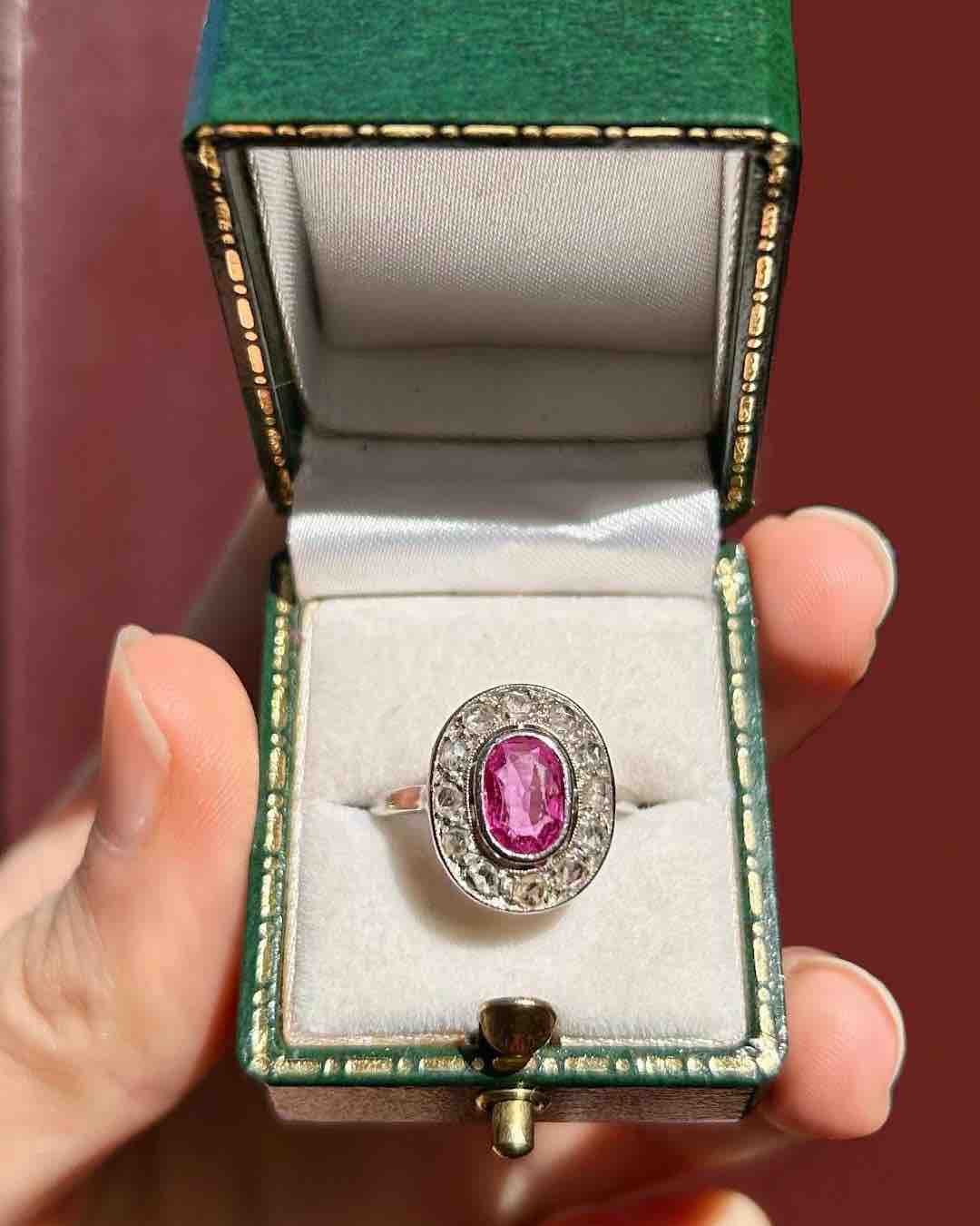 Bague Art - déco Marguerite Saphir Rose &amp; Diamants "Dolly" - Elliade Paris