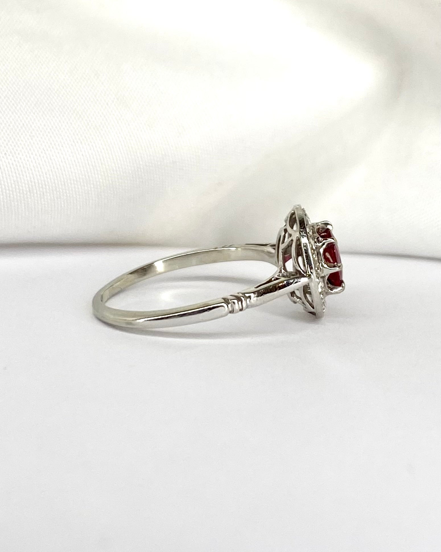 Bague Art Déco Rubis 0.70 carat &amp; 14 Diamants "Romane" - Elliade Paris