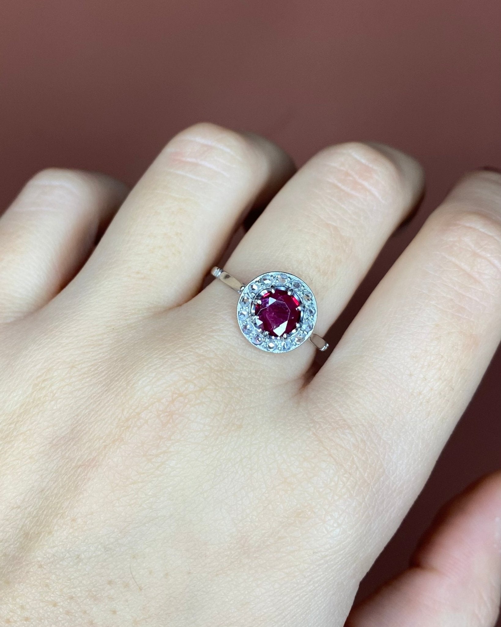 Bague Art Déco Rubis 0.70 carat &amp; 14 Diamants "Romane" - Elliade Paris