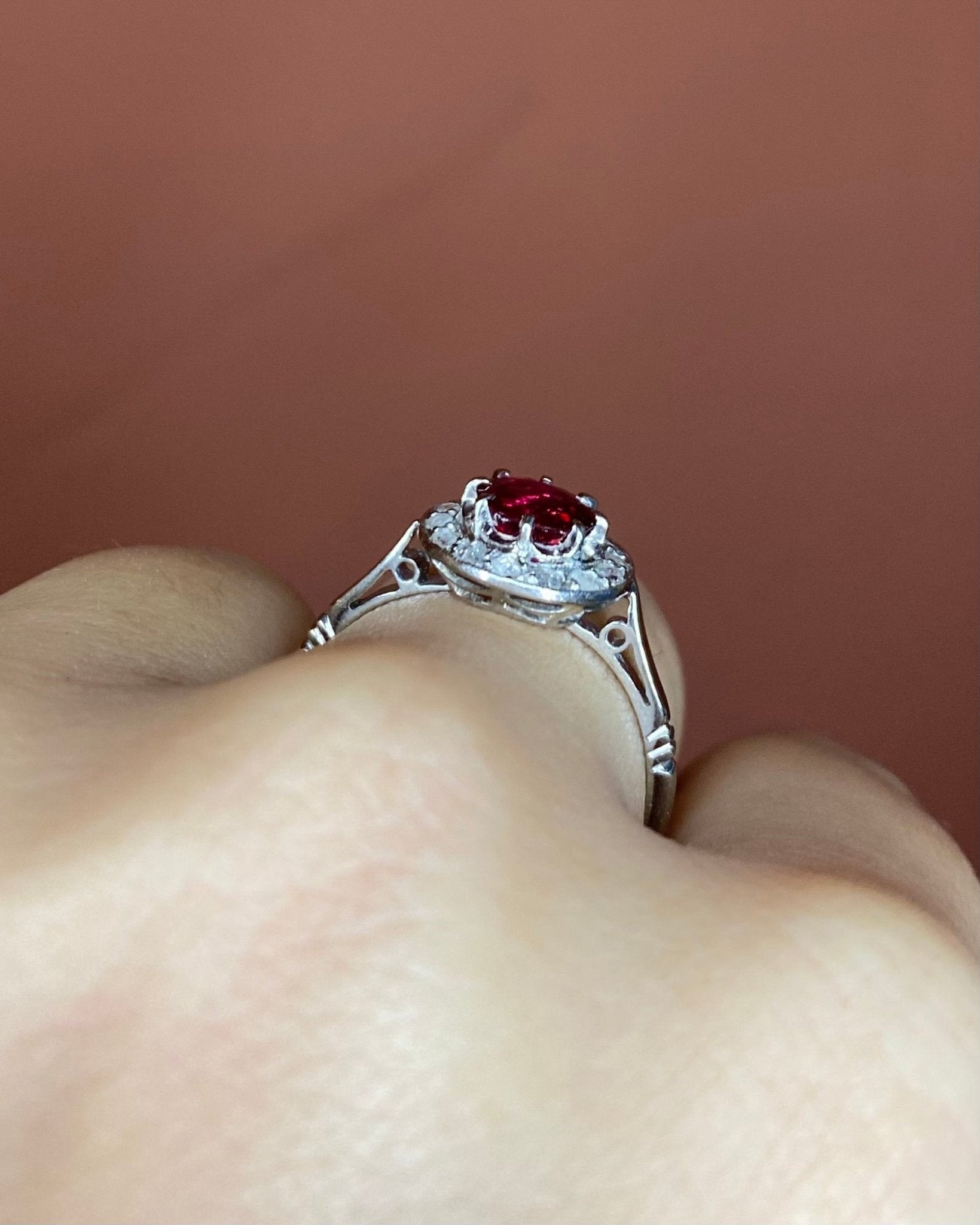 Bague Art Déco Rubis 0.70 carat &amp; 14 Diamants "Romane" - Elliade Paris