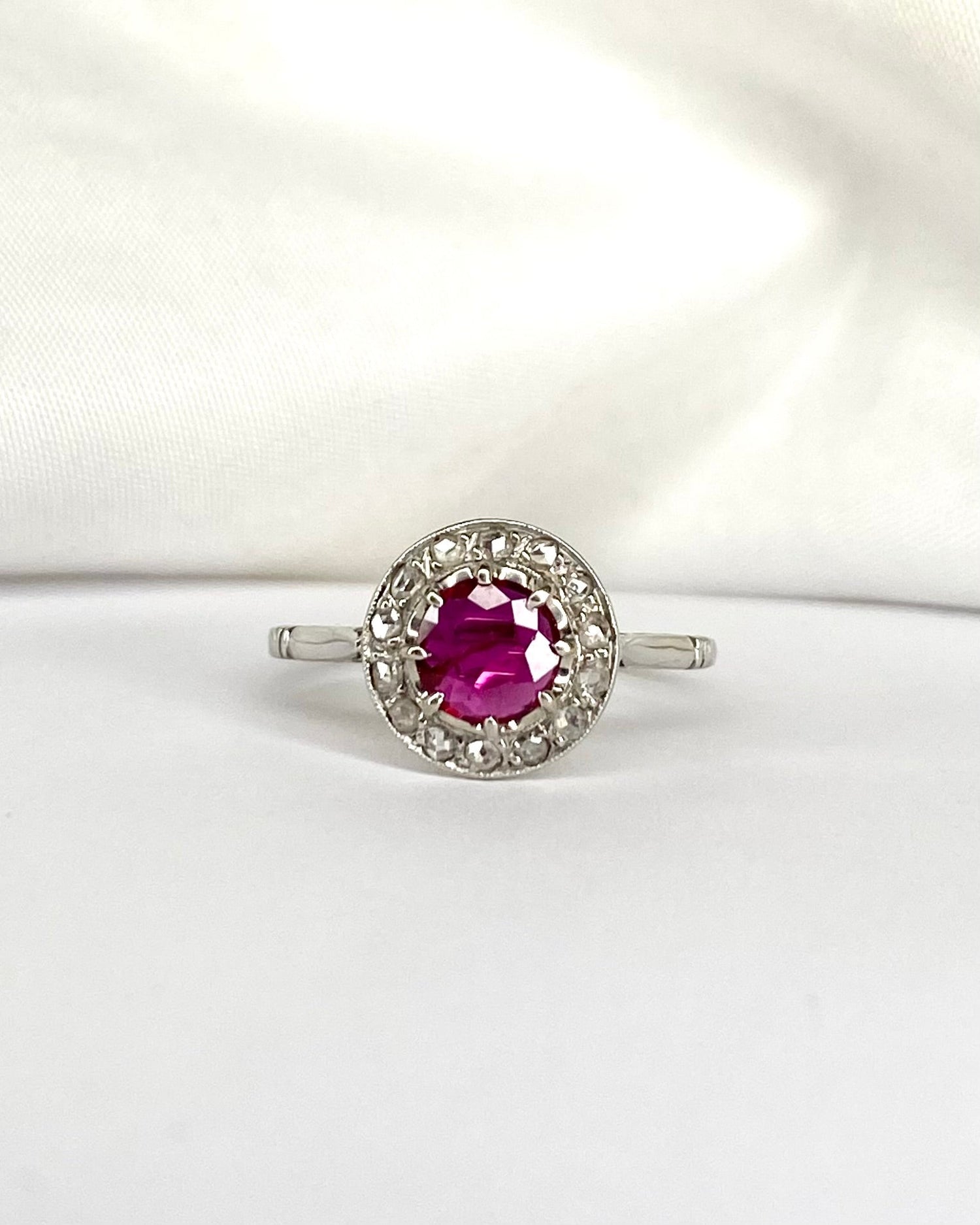 Bague Art Déco Rubis 0.70 carat &amp; 14 Diamants &quot;Romane&quot; - Elliade Paris