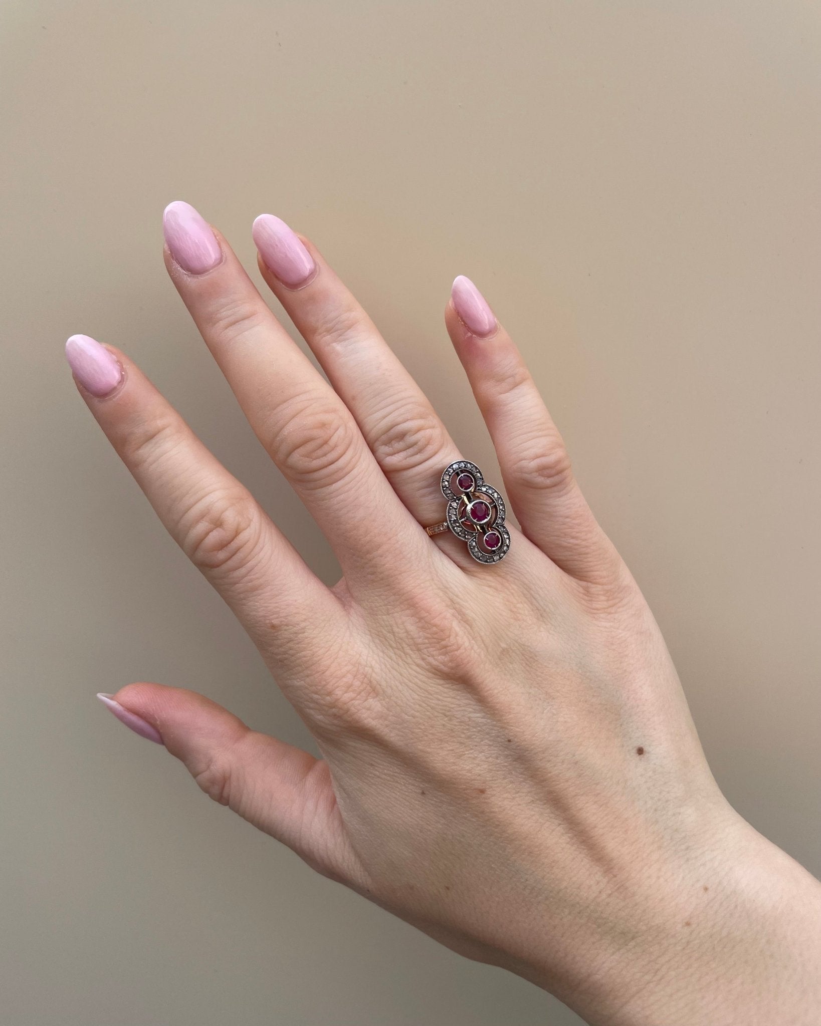 Bague Art - Déco Rubis 0.70 carat &amp; 42 Diamants &quot;Élise&quot; - Elliade Paris