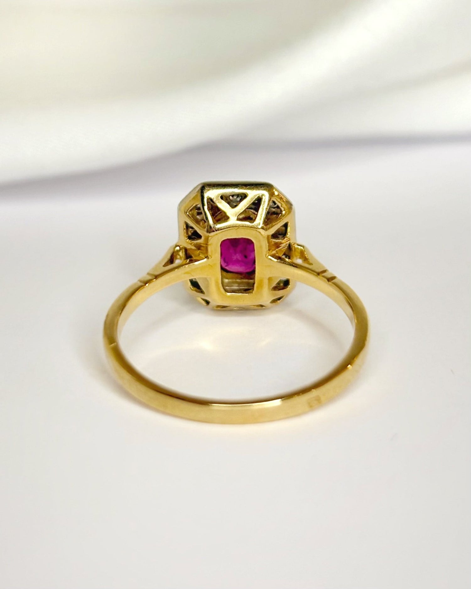 Bague Art-Déco Rubis 0.70 carat &amp; Diamants "Sophie" - Elliade Paris