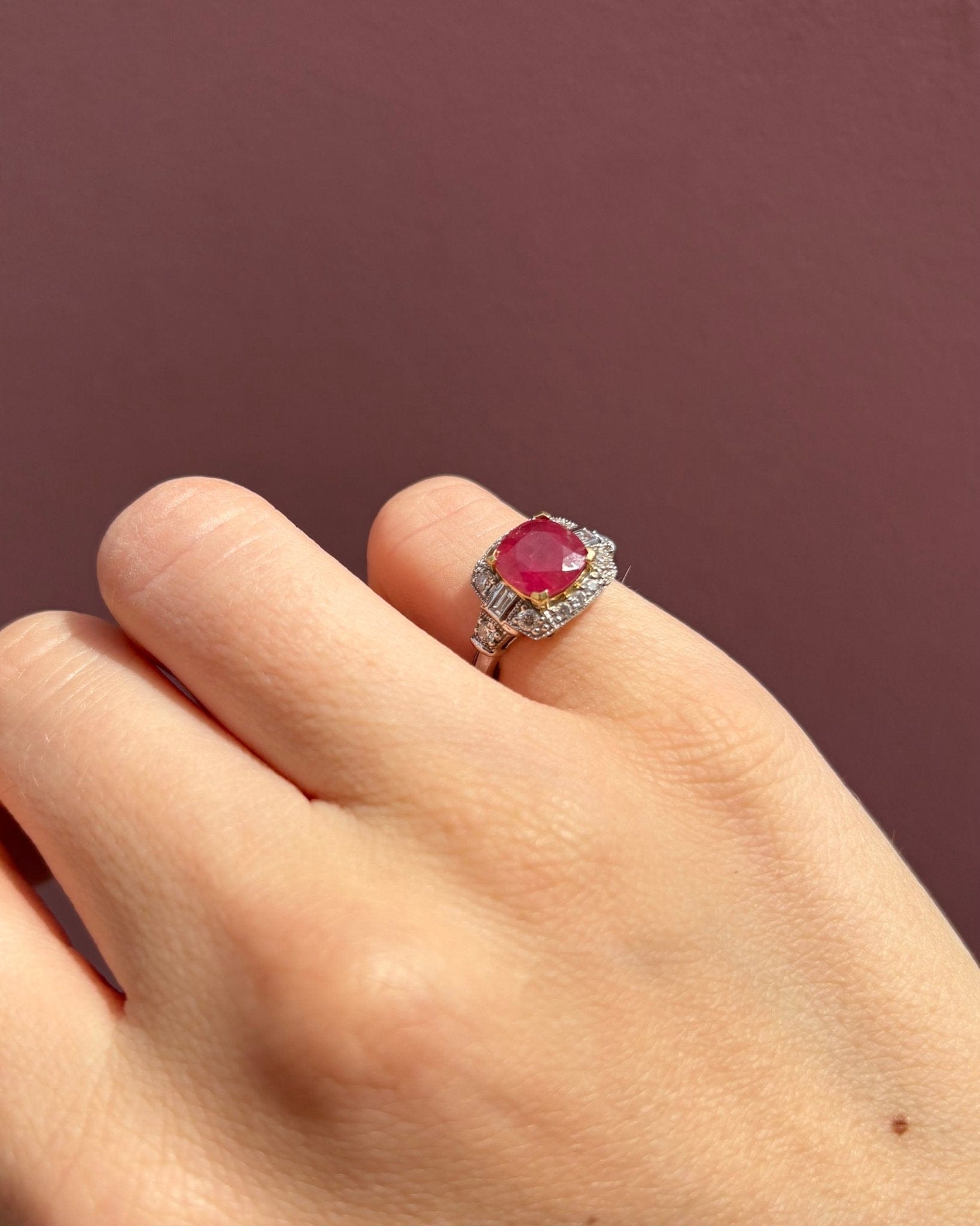 Bague Art - Déco Rubis 2.90 carats &amp; 14 Diamants "Milo" - Elliade Paris