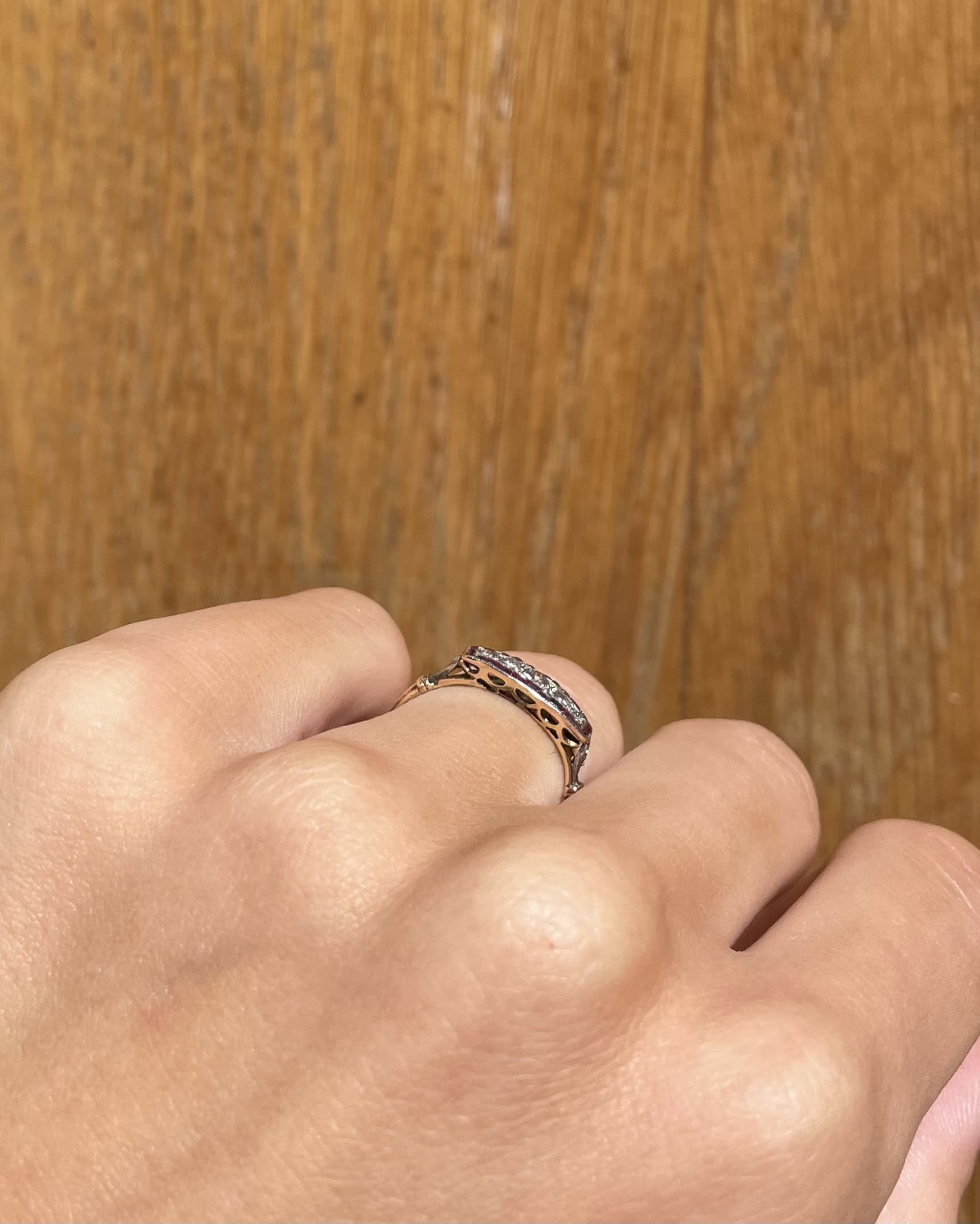 Anillo Art Déco "Aspen" con 22 rubíes y diamantes