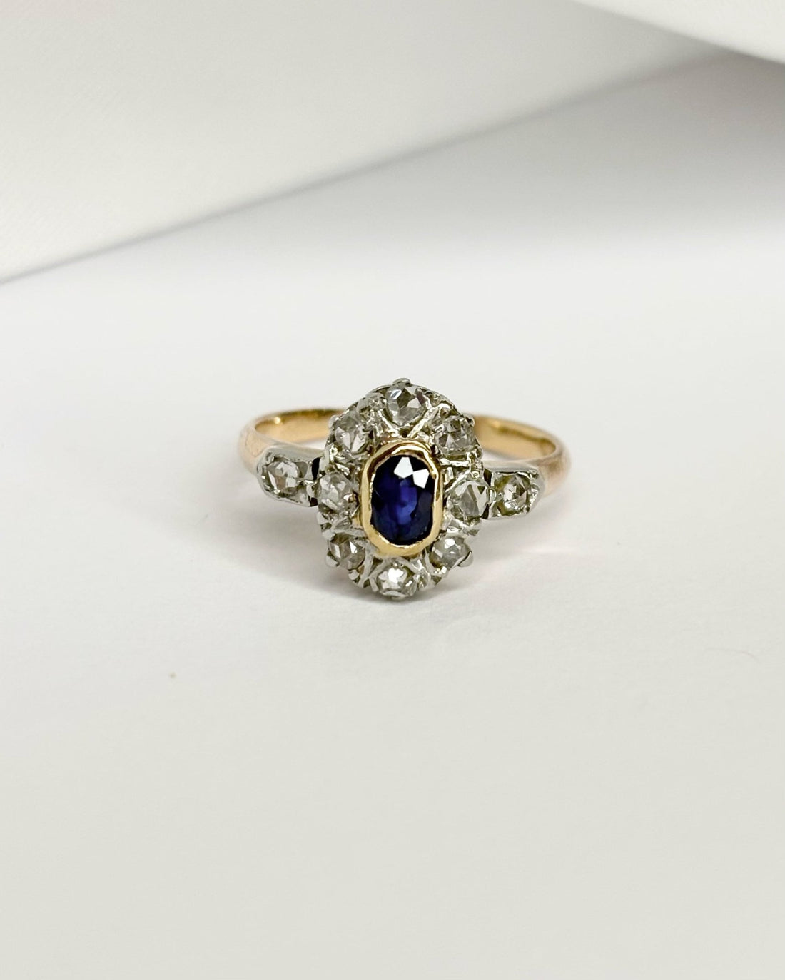 Bague Art Déco Saphir 0.32 carat &amp; 10 Diamants &quot;Elif&quot; - Elliade Paris