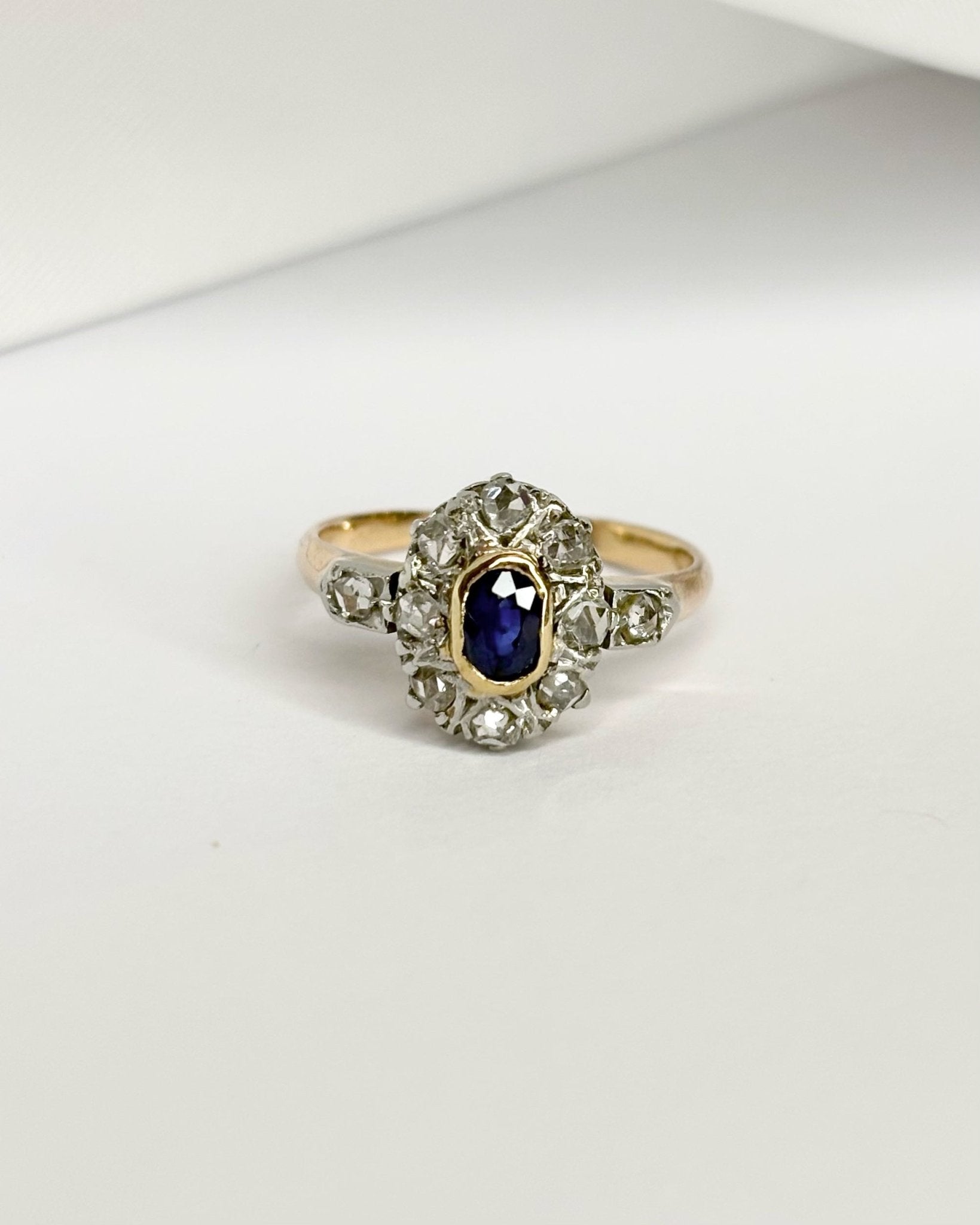 Bague Art Déco Saphir 0.32 carat &amp; 10 Diamants &quot;Elif&quot; - Elliade Paris