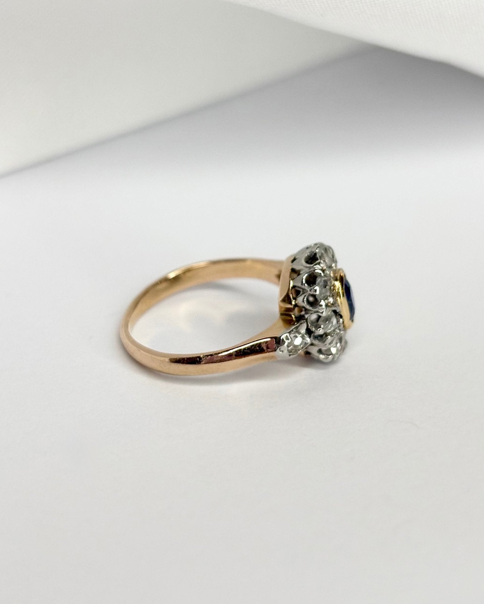 Bague Art Déco Saphir 0.32 carat &amp; 10 Diamants &quot;Elif&quot; - Elliade Paris