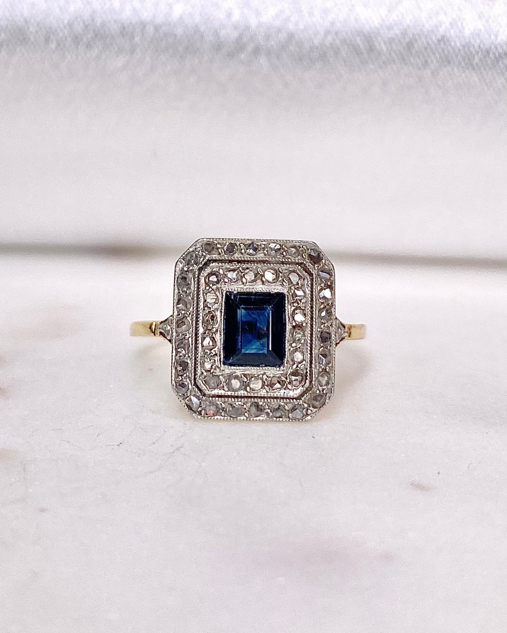 Bague Art - Déco Saphir 0.70 carat &amp; Diamants &quot;Azélaé&quot; - Elliade Paris