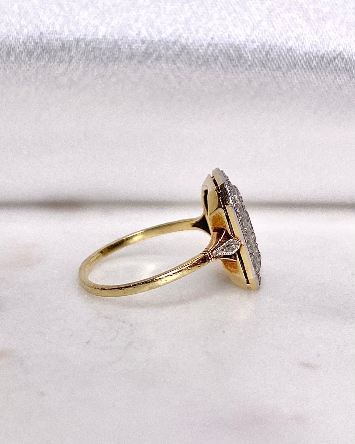 Bague Art - Déco Saphir 0.70 carat &amp; Diamants &quot;Azélaé&quot; - Elliade Paris