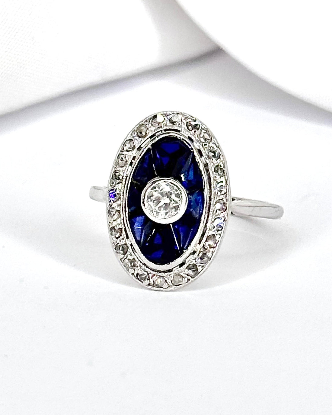 Bague Art-Déco Saphir 0.80 carat &amp; Diamants 0.27 carat "Clarance" - Elliade Paris