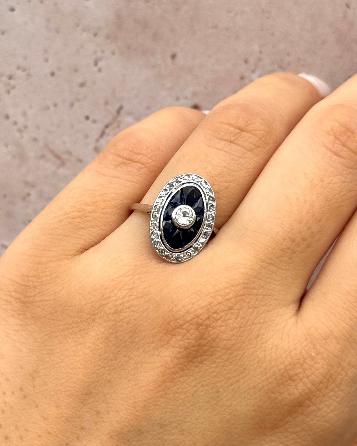 Bague Art-Déco Saphir 0.80 carat &amp; Diamants 0.27 carat "Clarance" - Elliade Paris