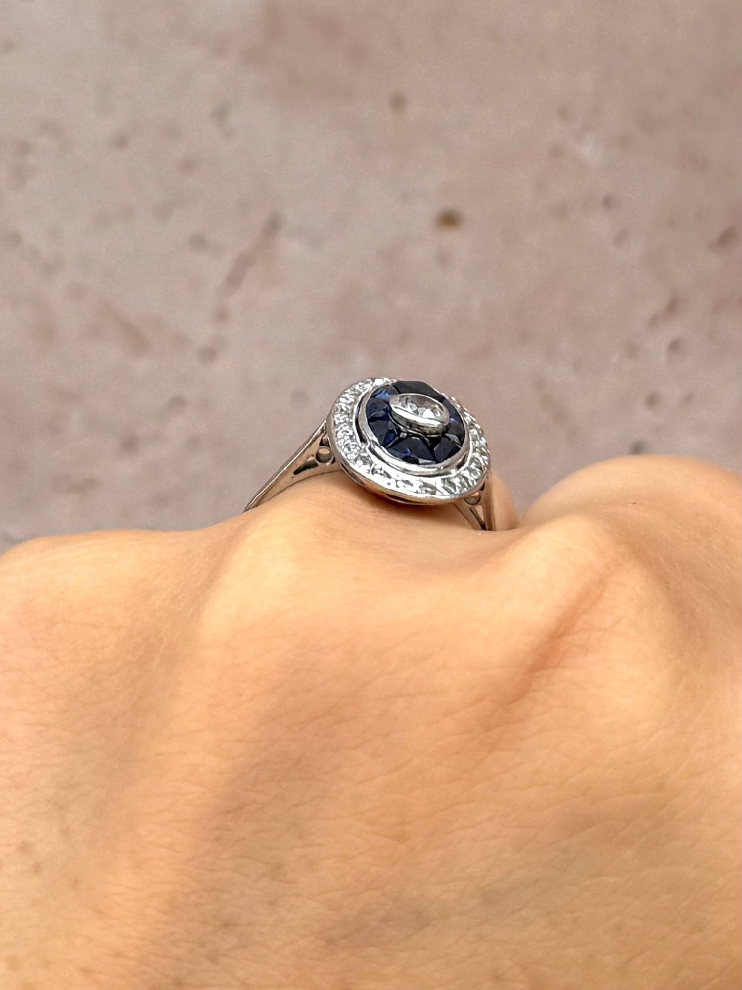 Bague Art-Déco Saphir 0.80 carat &amp; Diamants 0.27 carat "Clarance" - Elliade Paris