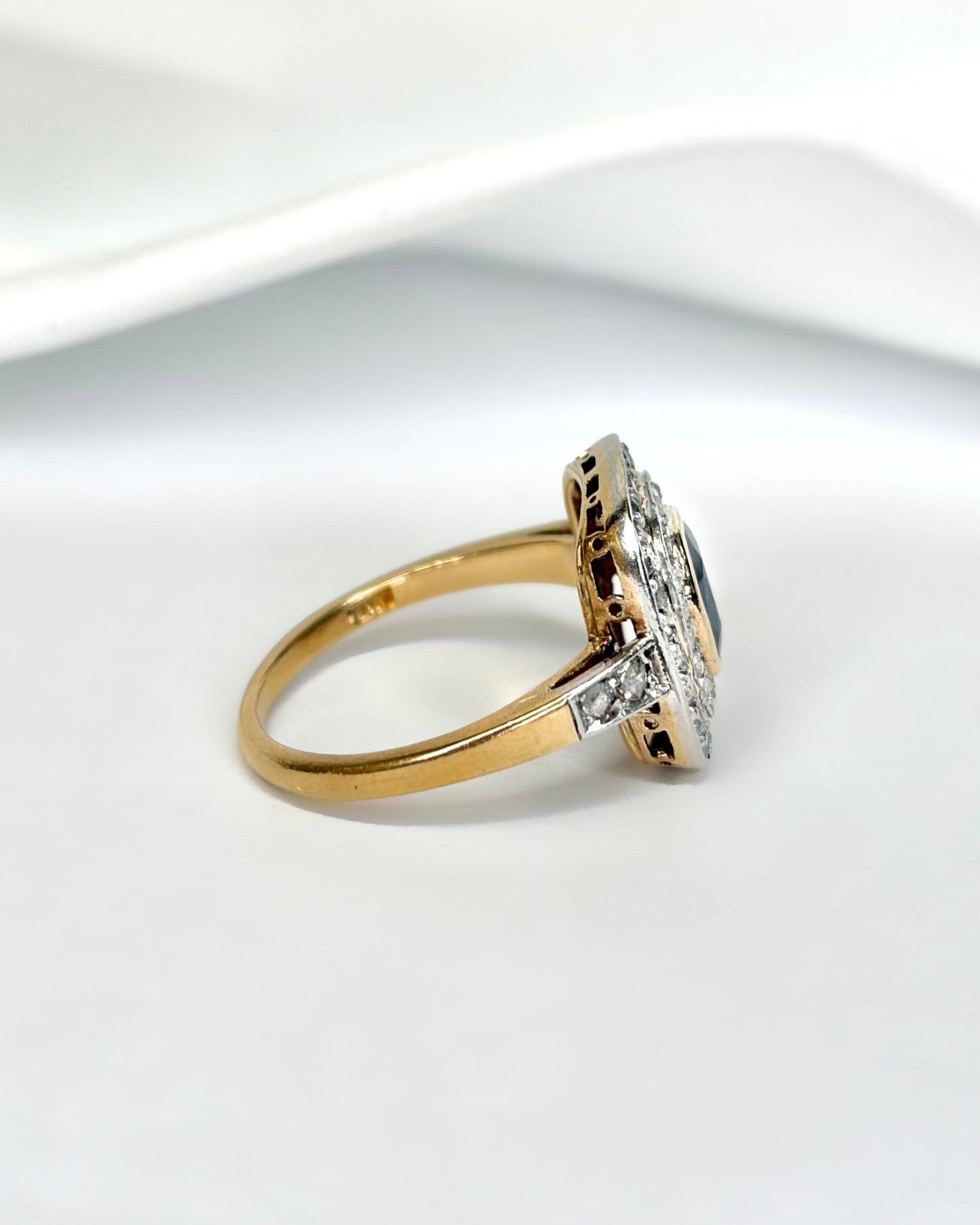 Bague Art - Déco Saphir 1.10 carat &amp; Diamants 0.30 carat "Prune" - Elliade Paris
