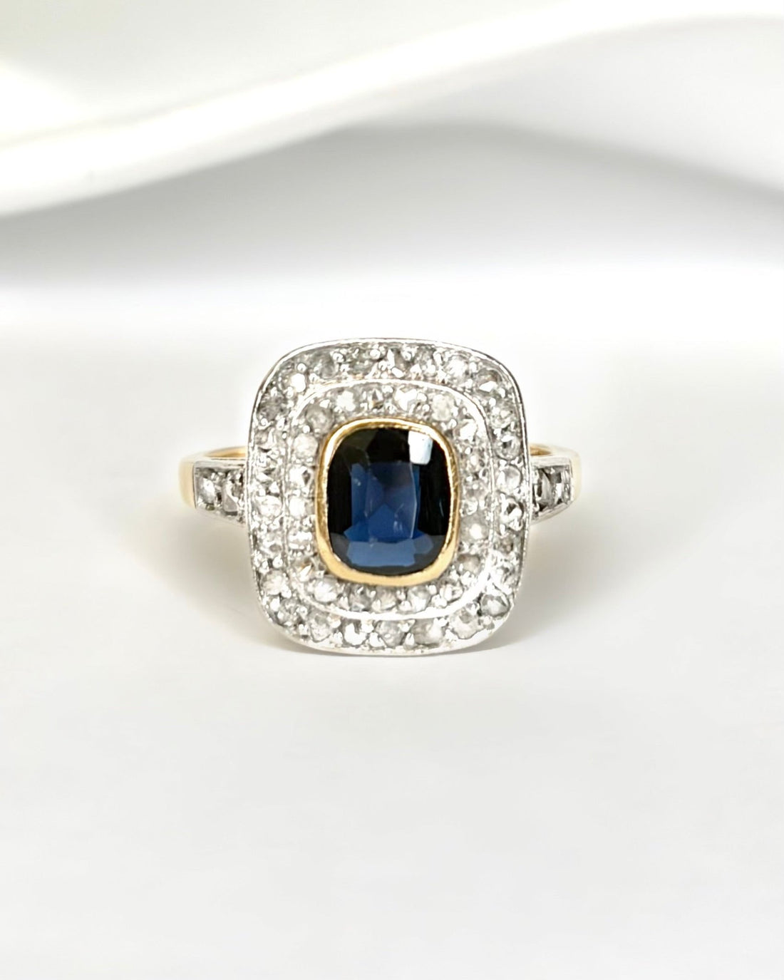 Bague Art - Déco Saphir 1.10 carat &amp; Diamants 0.30 carat "Prune" - Elliade Paris
