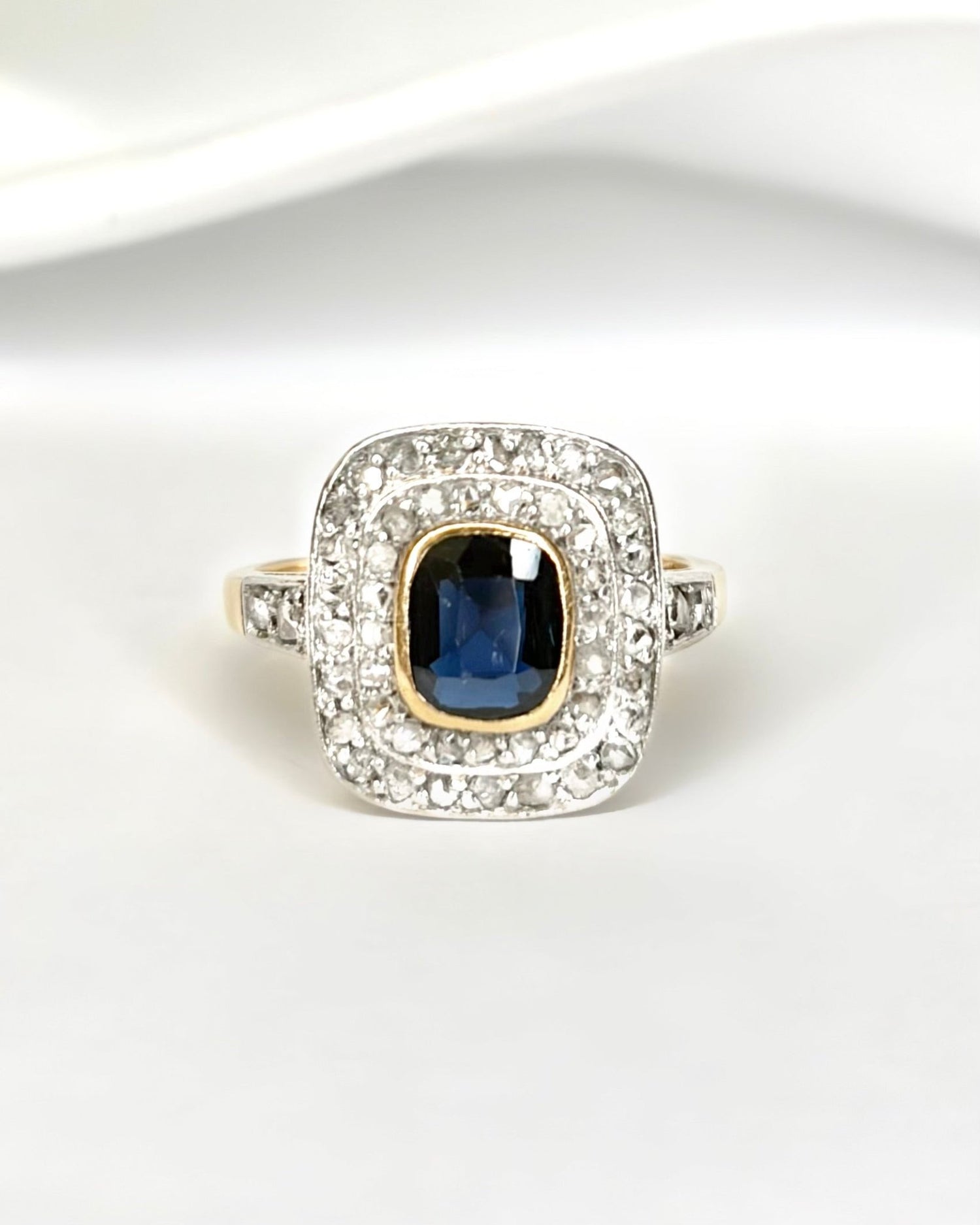 Bague Art - Déco Saphir 1.10 carat &amp; Diamants 0.30 carat "Prune" - Elliade Paris