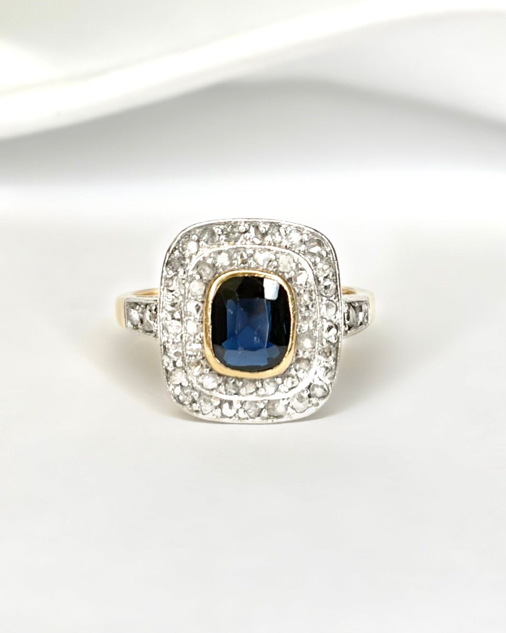 Bague Art - Déco Saphir 1.10 carat &amp; Diamants 0.30 carat "Prune" - Elliade Paris
