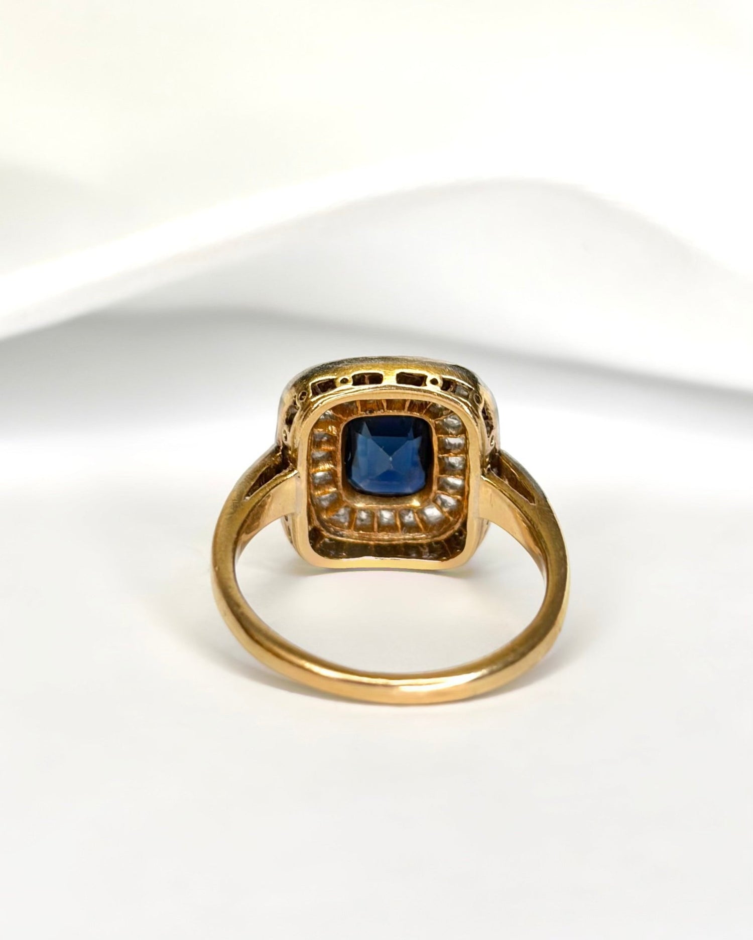 Bague Art - Déco Saphir 1.10 carat &amp; Diamants 0.30 carat "Prune" - Elliade Paris