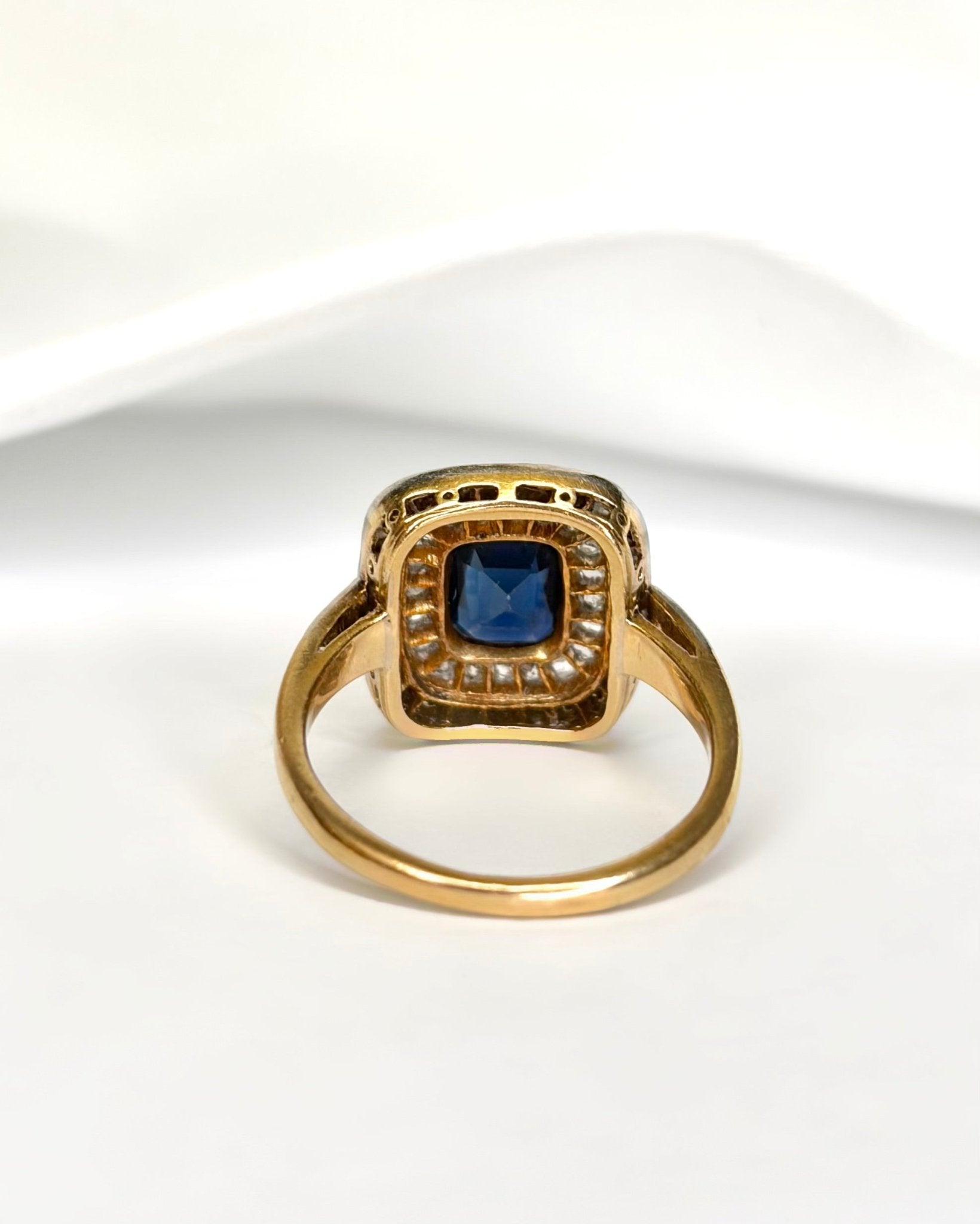 Bague Art - Déco Saphir 1.10 carat &amp; Diamants 0.30 carat "Prune" - Elliade Paris