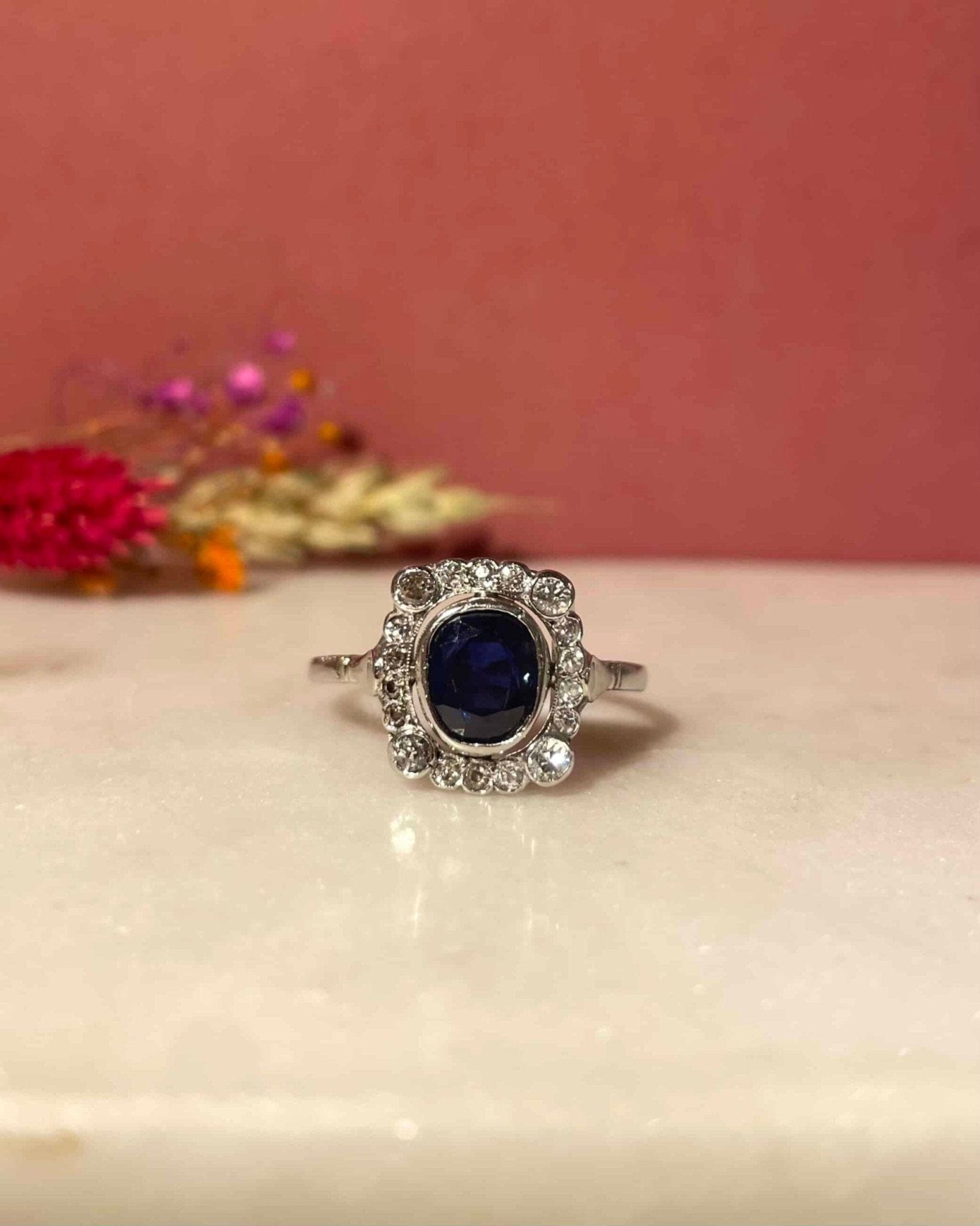 Bague Art - Déco Saphir 1.15 carat &amp; Diamants "Aleïa" - Elliade Paris
