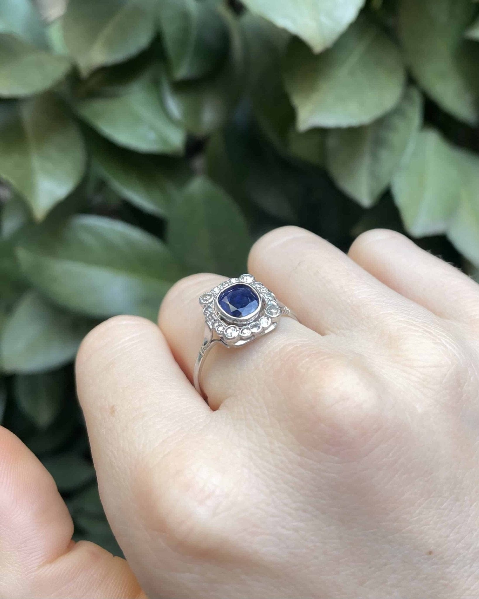 Bague Art - Déco Saphir 1.15 carat &amp; Diamants "Aleïa" - Elliade Paris