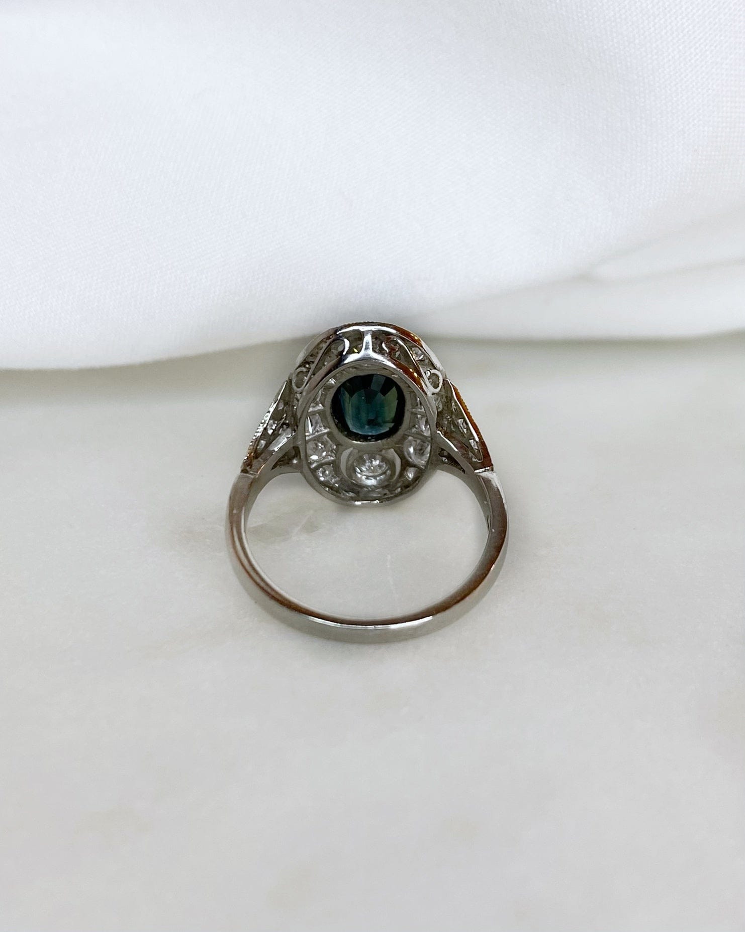 Bague Art - déco Saphir 1.17 carat &amp; Diamants "Lyrisia" - Elliade Paris