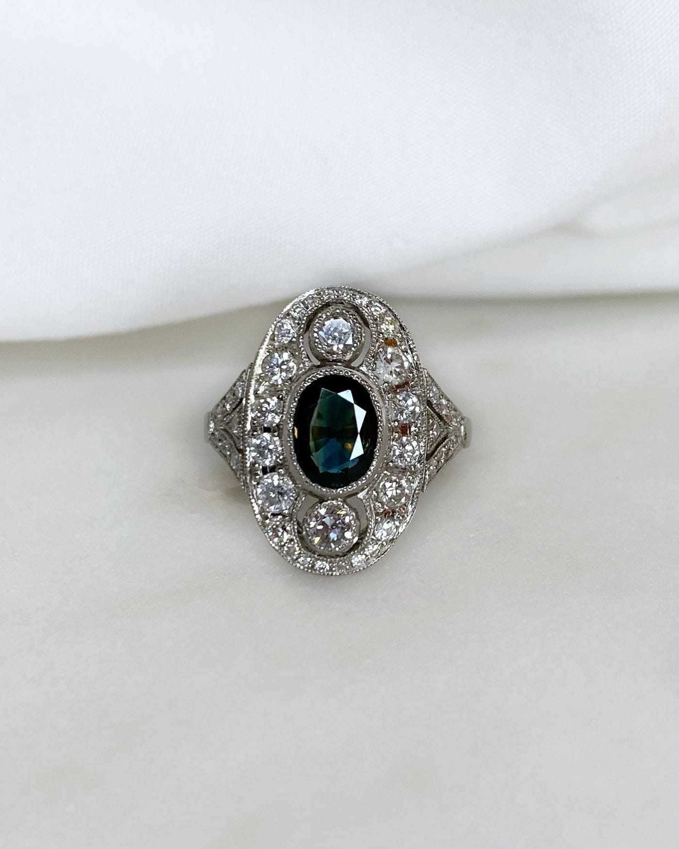 Bague Art - déco Saphir 1.17 carat &amp; Diamants "Lyrisia" - Elliade Paris